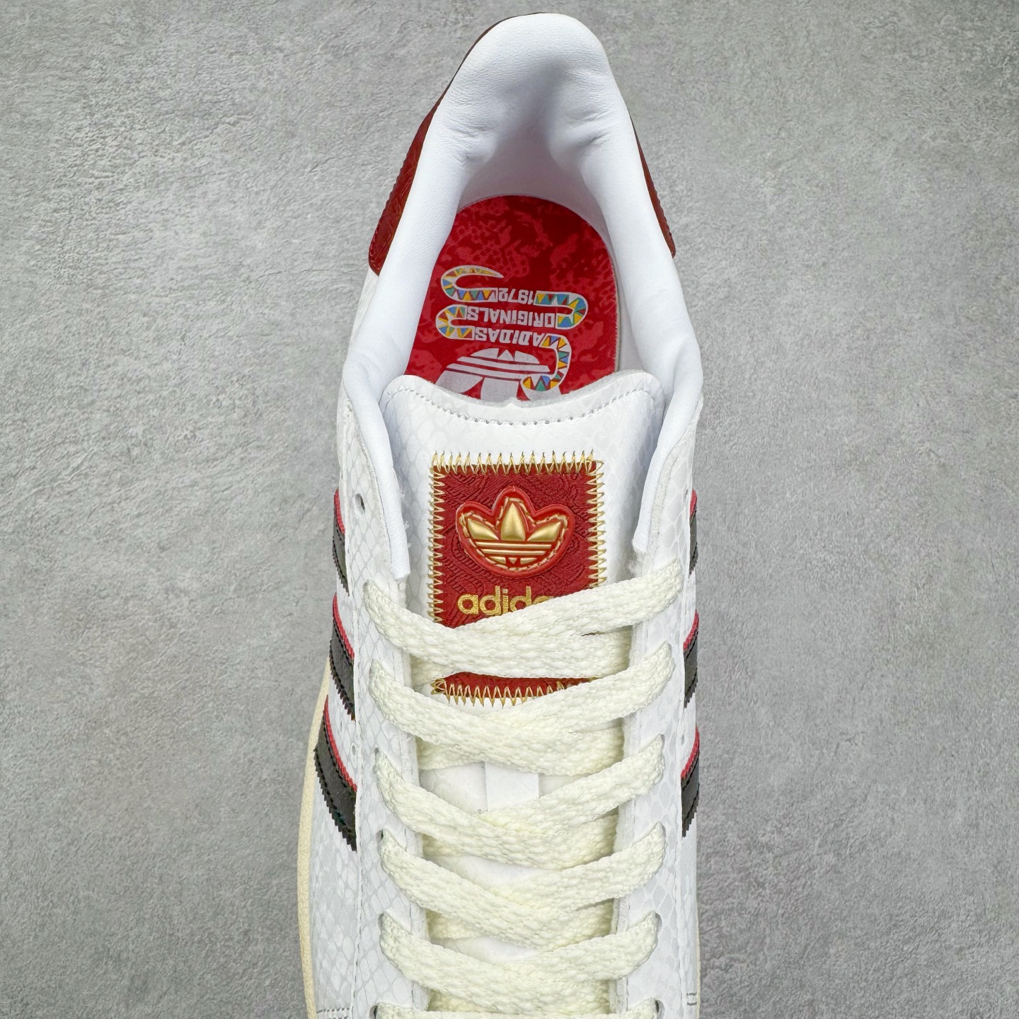 图片[5]-AD Originals Superstar 经典复古贝壳头板鞋 CNY中国年 蛇年限定 白红 JR8036 诞生于1969年 是第一双将全皮面鞋 身与橡胶鞋头结合在一起的低帮篮球鞋 Superstar最开始 是作为高帮篮球鞋Pro Model的低帮版本而出现的 但因为其独特和醒目的橡胶鞋头造型而让大家熟知 被大家形象地称为\\\”shelltoe\\\”贝壳头 在70年代的美国职业篮球场上 接近3/4的NBA球员都将这双Superstar作为场上用鞋 80年代之后 经过不断的改良和发展 Superstar逐渐成为横跨时装、音乐、街头文化、休闲和运动等各大领域的时尚潮鞋 尺码：36 36.5 37 38 38.5 39 40 40.5 41 42 42.5 43 44 44.5 45-选品中心