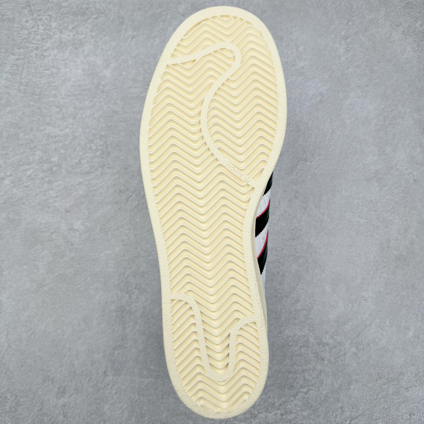 图片[9]-AD Originals Superstar 经典复古贝壳头板鞋 CNY中国年 蛇年限定 白红 JR8036 诞生于1969年 是第一双将全皮面鞋 身与橡胶鞋头结合在一起的低帮篮球鞋 Superstar最开始 是作为高帮篮球鞋Pro Model的低帮版本而出现的 但因为其独特和醒目的橡胶鞋头造型而让大家熟知 被大家形象地称为\\\”shelltoe\\\”贝壳头 在70年代的美国职业篮球场上 接近3/4的NBA球员都将这双Superstar作为场上用鞋 80年代之后 经过不断的改良和发展 Superstar逐渐成为横跨时装、音乐、街头文化、休闲和运动等各大领域的时尚潮鞋 尺码：36 36.5 37 38 38.5 39 40 40.5 41 42 42.5 43 44 44.5 45-选品中心