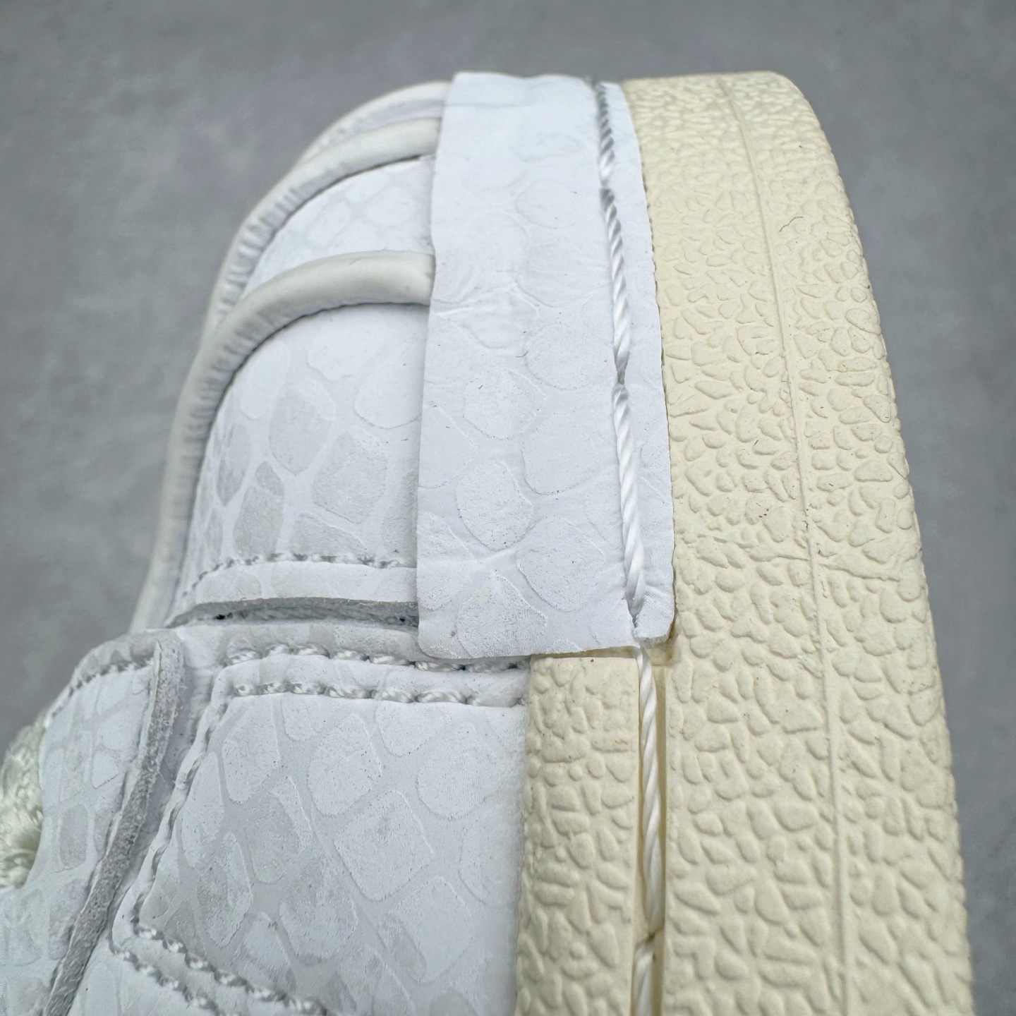 图片[11]-AD Originals Superstar 经典复古贝壳头板鞋 CNY中国年 蛇年限定 白红 JR8036 诞生于1969年 是第一双将全皮面鞋 身与橡胶鞋头结合在一起的低帮篮球鞋 Superstar最开始 是作为高帮篮球鞋Pro Model的低帮版本而出现的 但因为其独特和醒目的橡胶鞋头造型而让大家熟知 被大家形象地称为\\\”shelltoe\\\”贝壳头 在70年代的美国职业篮球场上 接近3/4的NBA球员都将这双Superstar作为场上用鞋 80年代之后 经过不断的改良和发展 Superstar逐渐成为横跨时装、音乐、街头文化、休闲和运动等各大领域的时尚潮鞋 尺码：36 36.5 37 38 38.5 39 40 40.5 41 42 42.5 43 44 44.5 45-选品中心