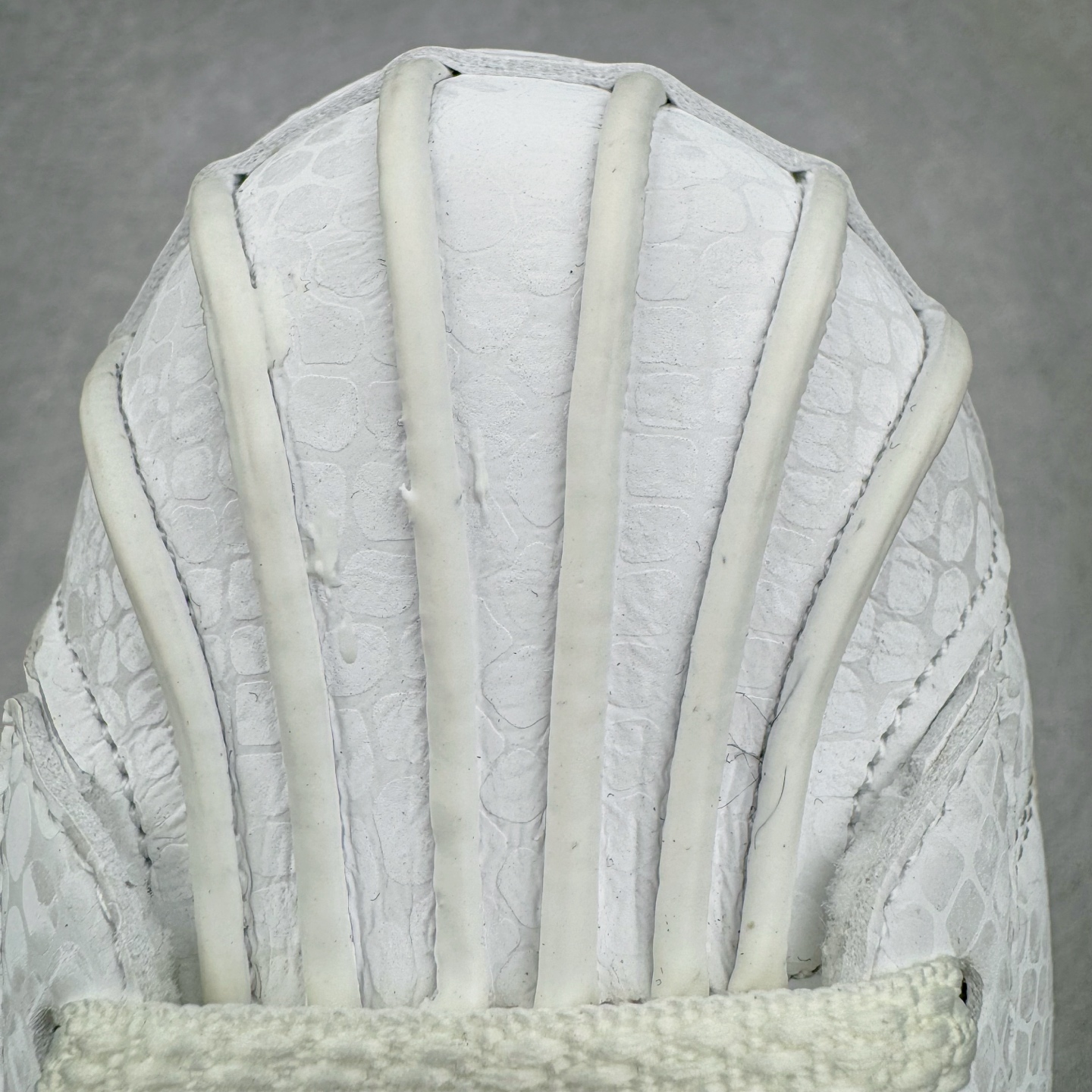 图片[12]-AD Originals Superstar 经典复古贝壳头板鞋 CNY中国年 蛇年限定 白红 JR8036 诞生于1969年 是第一双将全皮面鞋 身与橡胶鞋头结合在一起的低帮篮球鞋 Superstar最开始 是作为高帮篮球鞋Pro Model的低帮版本而出现的 但因为其独特和醒目的橡胶鞋头造型而让大家熟知 被大家形象地称为\\\”shelltoe\\\”贝壳头 在70年代的美国职业篮球场上 接近3/4的NBA球员都将这双Superstar作为场上用鞋 80年代之后 经过不断的改良和发展 Superstar逐渐成为横跨时装、音乐、街头文化、休闲和运动等各大领域的时尚潮鞋 尺码：36 36.5 37 38 38.5 39 40 40.5 41 42 42.5 43 44 44.5 45-选品中心