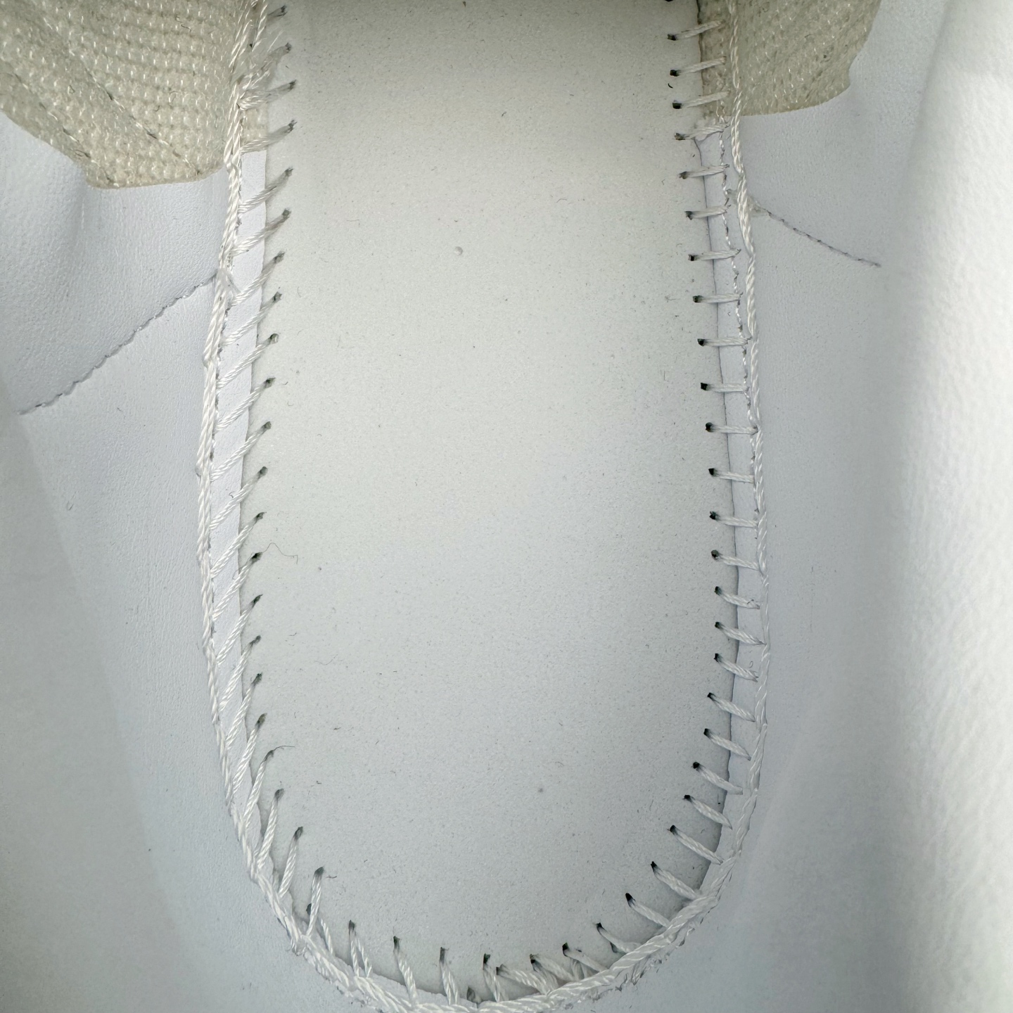 图片[18]-AD Originals Superstar 经典复古贝壳头板鞋 CNY中国年 蛇年限定 白红 JR8036 诞生于1969年 是第一双将全皮面鞋 身与橡胶鞋头结合在一起的低帮篮球鞋 Superstar最开始 是作为高帮篮球鞋Pro Model的低帮版本而出现的 但因为其独特和醒目的橡胶鞋头造型而让大家熟知 被大家形象地称为\\\”shelltoe\\\”贝壳头 在70年代的美国职业篮球场上 接近3/4的NBA球员都将这双Superstar作为场上用鞋 80年代之后 经过不断的改良和发展 Superstar逐渐成为横跨时装、音乐、街头文化、休闲和运动等各大领域的时尚潮鞋 尺码：36 36.5 37 38 38.5 39 40 40.5 41 42 42.5 43 44 44.5 45-选品中心