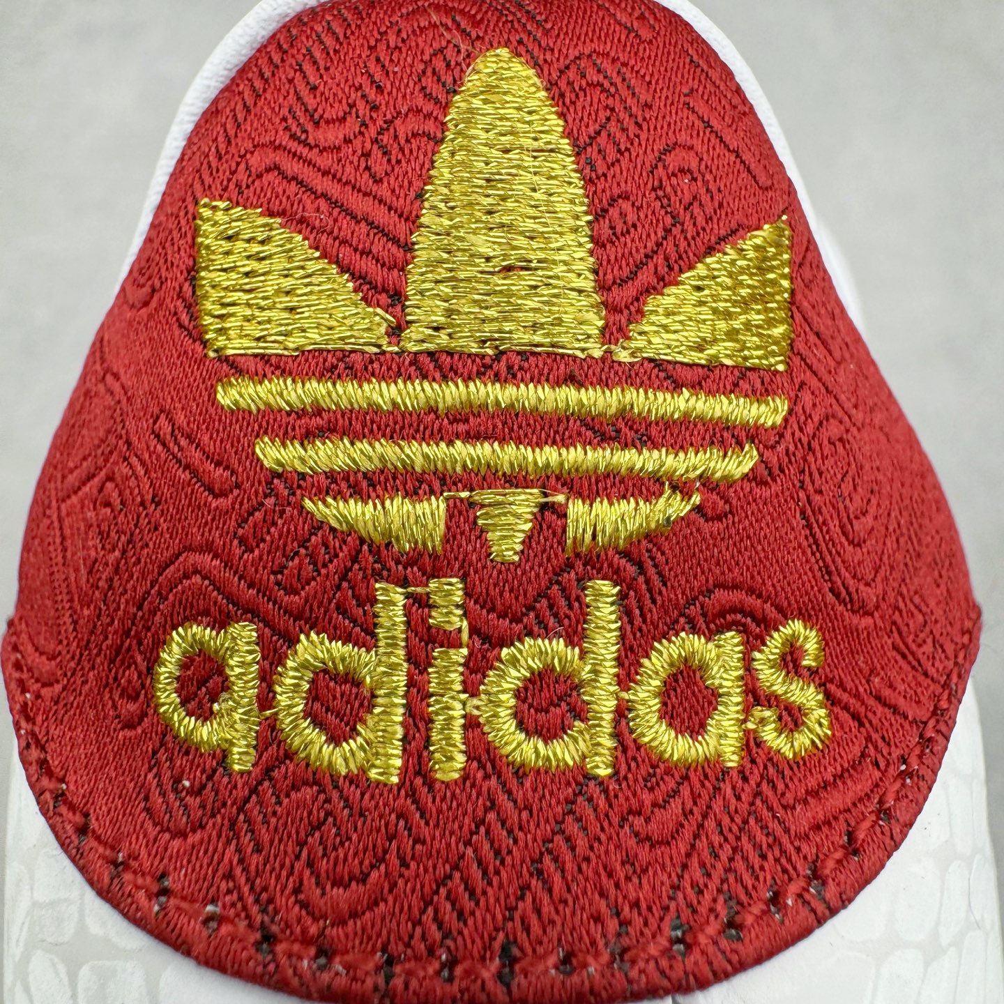 图片[13]-AD Originals Superstar 经典复古贝壳头板鞋 CNY中国年 蛇年限定 白红 JR8036 诞生于1969年 是第一双将全皮面鞋 身与橡胶鞋头结合在一起的低帮篮球鞋 Superstar最开始 是作为高帮篮球鞋Pro Model的低帮版本而出现的 但因为其独特和醒目的橡胶鞋头造型而让大家熟知 被大家形象地称为\\\”shelltoe\\\”贝壳头 在70年代的美国职业篮球场上 接近3/4的NBA球员都将这双Superstar作为场上用鞋 80年代之后 经过不断的改良和发展 Superstar逐渐成为横跨时装、音乐、街头文化、休闲和运动等各大领域的时尚潮鞋 尺码：36 36.5 37 38 38.5 39 40 40.5 41 42 42.5 43 44 44.5 45-选品中心