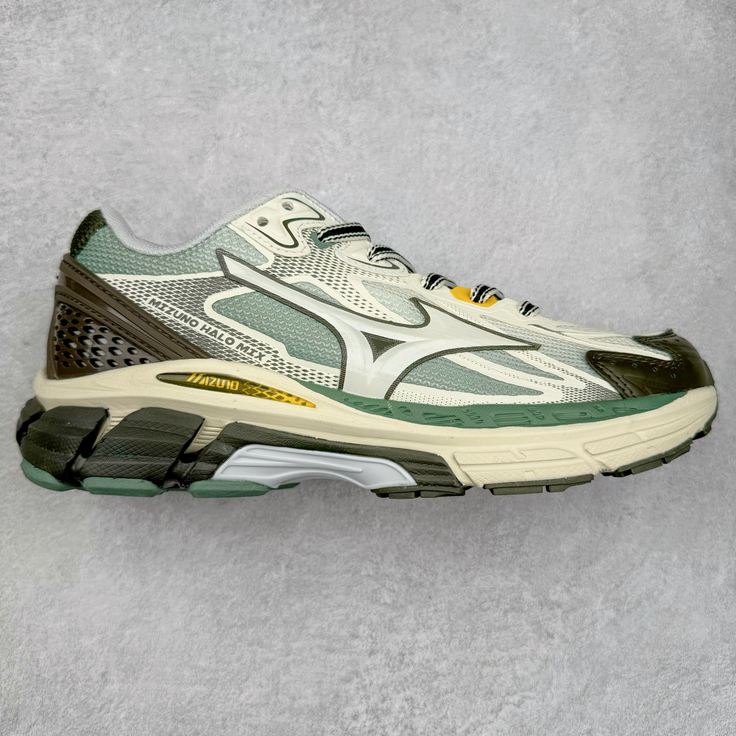 Mizuno Speed 2K 美津浓复古厚底织物合成革防滑耐磨透气低帮休闲跑步鞋 美津浓（Mizuno）是日本美津浓株式会社于1906年创立的运动品牌，经过一个多世纪的不断努力现已成为世界著名的运动器具、服装和鞋类生产商。美津浓力求服务于各类运动项目，并竭力使运动生活更加愉快和振奋。产品种类齐全，覆盖几乎全部主要运动项目，达到30万多个品类。尺码：36 36.5 37.5 38 38.5 39 40 40.5 41 42 42.5 43 44 44.5 45-选品中心