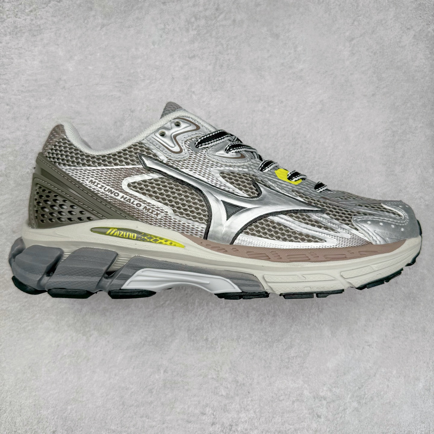 Mizuno Speed 2K 美津浓复古厚底织物合成革防滑耐磨透气低帮休闲跑步鞋 美津浓（Mizuno）是日本美津浓株式会社于1906年创立的运动品牌，经过一个多世纪的不断努力现已成为世界著名的运动器具、服装和鞋类生产商。美津浓力求服务于各类运动项目，并竭力使运动生活更加愉快和振奋。产品种类齐全，覆盖几乎全部主要运动项目，达到30万多个品类。尺码：36 36.5 37.5 38 38.5 39 40 40.5 41 42 42.5 43 44 44.5 45-选品中心