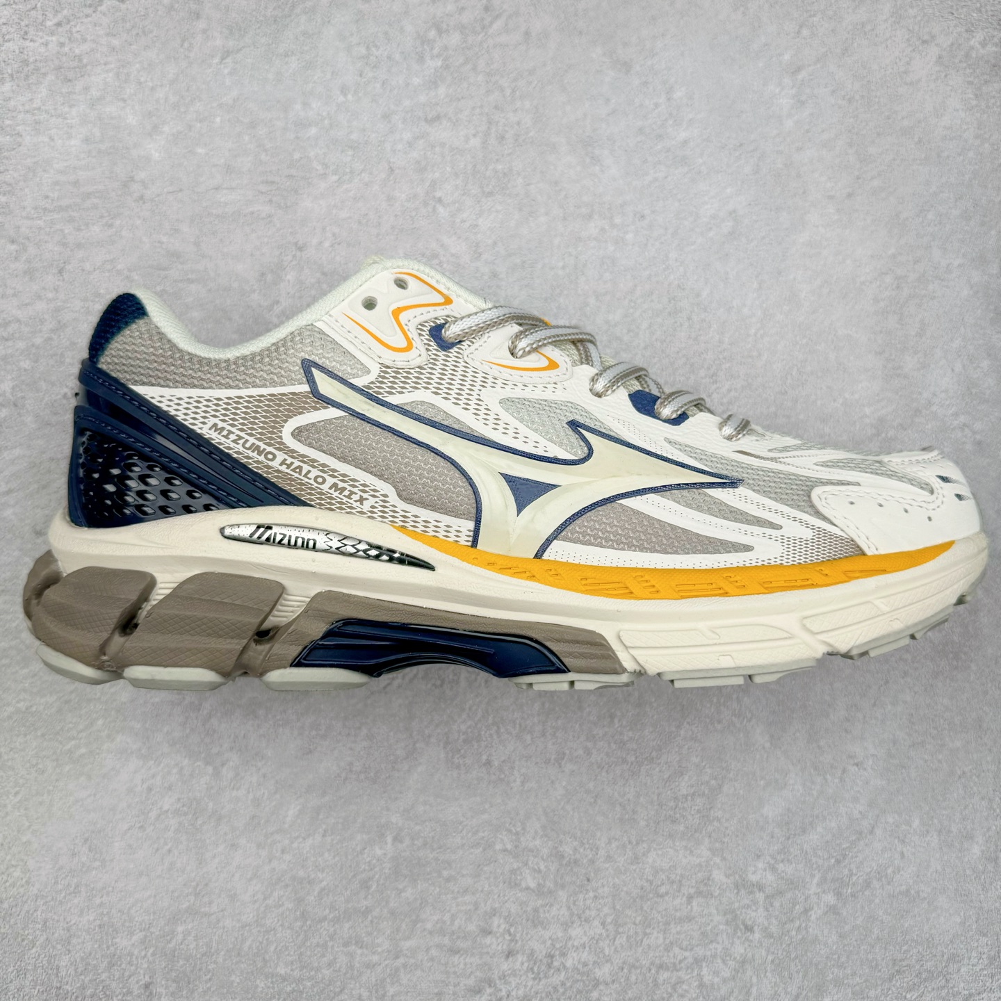 Mizuno Speed 2K 美津浓复古厚底织物合成革防滑耐磨透气低帮休闲跑步鞋 美津浓（Mizuno）是日本美津浓株式会社于1906年创立的运动品牌，经过一个多世纪的不断努力现已成为世界著名的运动器具、服装和鞋类生产商。美津浓力求服务于各类运动项目，并竭力使运动生活更加愉快和振奋。产品种类齐全，覆盖几乎全部主要运动项目，达到30万多个品类。尺码：36 36.5 37.5 38 38.5 39 40 40.5 41 42 42.5 43 44 44.5 45-选品中心