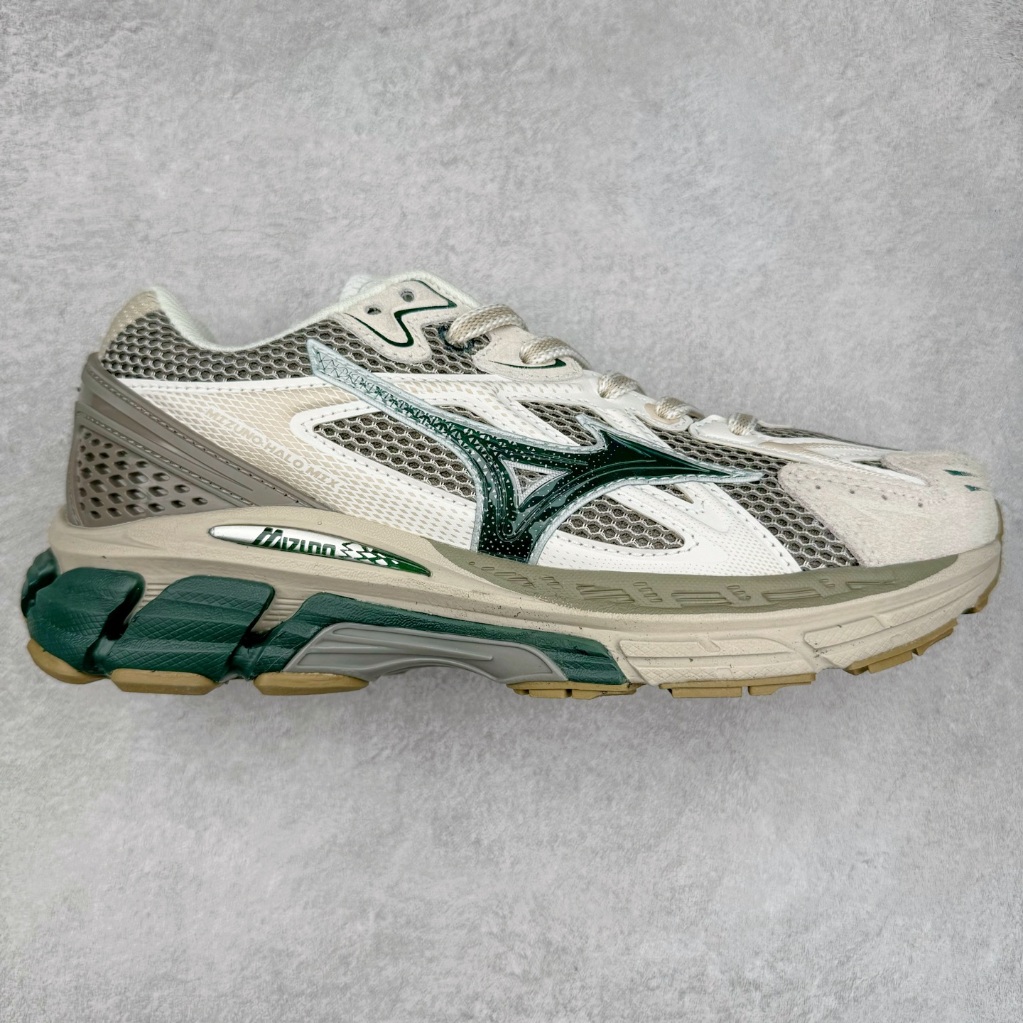 Mizuno Speed 2K 美津浓复古厚底织物合成革防滑耐磨透气低帮休闲跑步鞋 美津浓（Mizuno）是日本美津浓株式会社于1906年创立的运动品牌，经过一个多世纪的不断努力现已成为世界著名的运动器具、服装和鞋类生产商。美津浓力求服务于各类运动项目，并竭力使运动生活更加愉快和振奋。产品种类齐全，覆盖几乎全部主要运动项目，达到30万多个品类。尺码：36 36.5 37.5 38 38.5 39 40 40.5 41 42 42.5 43 44 44.5 45-选品中心