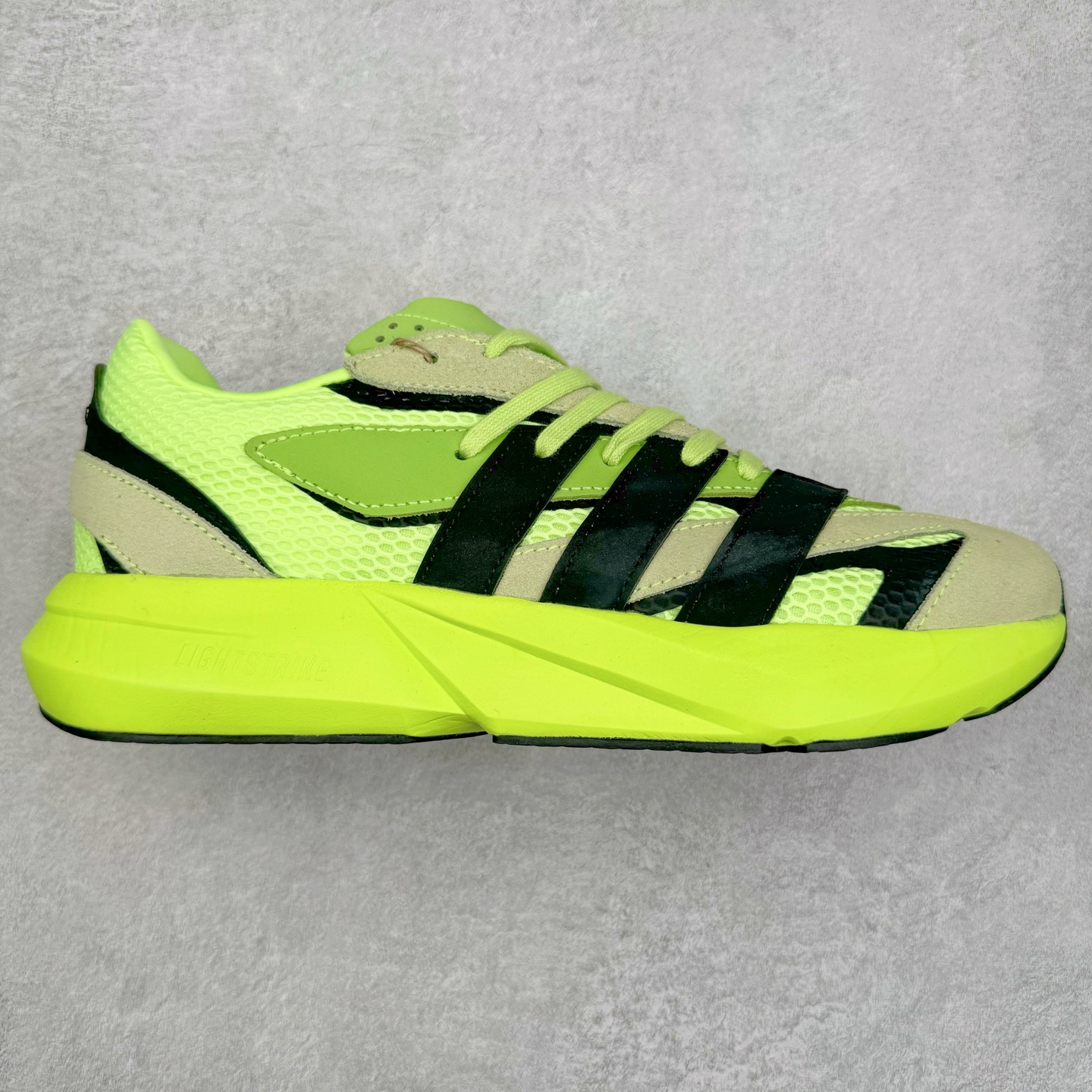 AD LIGHTBLAZE 流光舒适防滑耐磨低帮跑步鞋 JP7308 前卫的专业跑鞋风格造型，LIGHTBLAZE延续了竞速美学的流线轮廓，保留住了与 AdizeroAdios Pro Evo 1相类似厚底理念和「宽三道杠」的视觉元素。尺码：36 36.5 37.5 38 38.5 39 40 40.5 41 42 42.5 43 44 44.5 45-选品中心