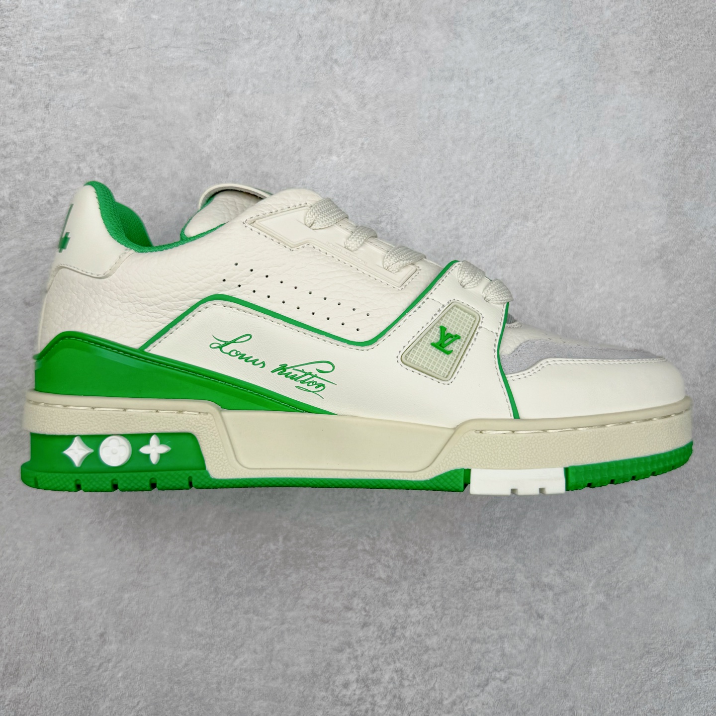 Louis Vuitton Trainer lv时装走秀运动鞋板鞋 老外外贸私人订单 口碑实力大厂出品 头层性价比版本 全套原纸板楦头开发 原汁原味 完美呈现版型 原数据独家私模大底 超高清洁度 极限压缩成本 超级跑量款式 全套原楦原纸版原鞋开模 独家磨具开发男女鞋 全网最具灵魂的版型 正确原装黄色鞋盒 正确中底印花 鞋面印花3D高频深度立体 全鞋电脑针车 紧密相连 针距密度一致 环保乳胶注塑鞋垫 厚度脚感还原原版 皮面裁剪部位 统一油边封口工艺 原装橡胶大底含胶量大底组合零偏差 专柜全套包装 防尘袋 说明书 质保卡 尺码：36 37 38 39 40 41 42 43 44 45-选品中心