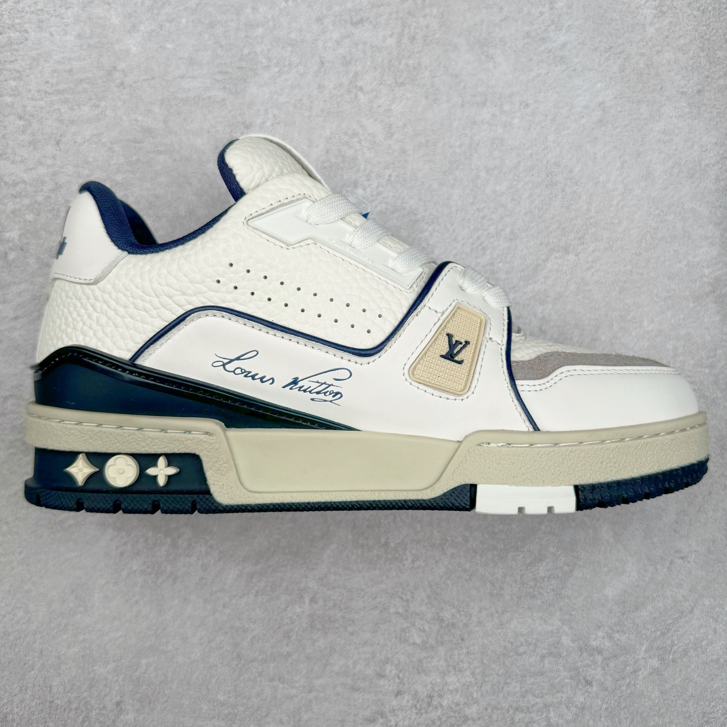 Louis Vuitton Trainer lv时装走秀运动鞋板鞋 老外外贸私人订单 口碑实力大厂出品 头层性价比版本 全套原纸板楦头开发 原汁原味 完美呈现版型 原数据独家私模大底 超高清洁度 极限压缩成本 超级跑量款式 全套原楦原纸版原鞋开模 独家磨具开发男女鞋 全网最具灵魂的版型 正确原装黄色鞋盒 正确中底印花 鞋面印花3D高频深度立体 全鞋电脑针车 紧密相连 针距密度一致 环保乳胶注塑鞋垫 厚度脚感还原原版 皮面裁剪部位 统一油边封口工艺 原装橡胶大底含胶量大底组合零偏差 专柜全套包装 防尘袋 说明书 质保卡 尺码：36 37 38 39 40 41 42 43 44 45-选品中心