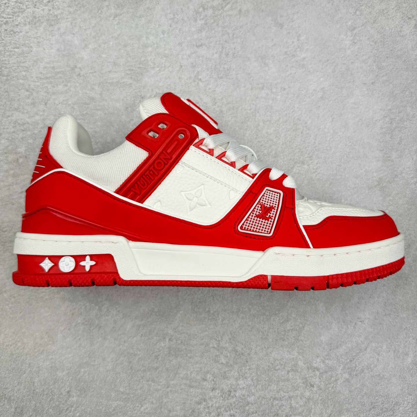 Louis Vuitton Trainer lv时装走秀运动鞋板鞋 老外外贸私人订单 口碑实力大厂出品 头层性价比版本 全套原纸板楦头开发 原汁原味 完美呈现版型 原数据独家私模大底 超高清洁度 极限压缩成本 超级跑量款式 全套原楦原纸版原鞋开模 独家磨具开发男女鞋 全网最具灵魂的版型 正确原装黄色鞋盒 正确中底印花 鞋面印花3D高频深度立体 全鞋电脑针车 紧密相连 针距密度一致 环保乳胶注塑鞋垫 厚度脚感还原原版 皮面裁剪部位 统一油边封口工艺 原装橡胶大底含胶量大底组合零偏差 专柜全套包装 防尘袋 说明书 质保卡 尺码：36 37 38 39 40 41 42 43 44 45-选品中心