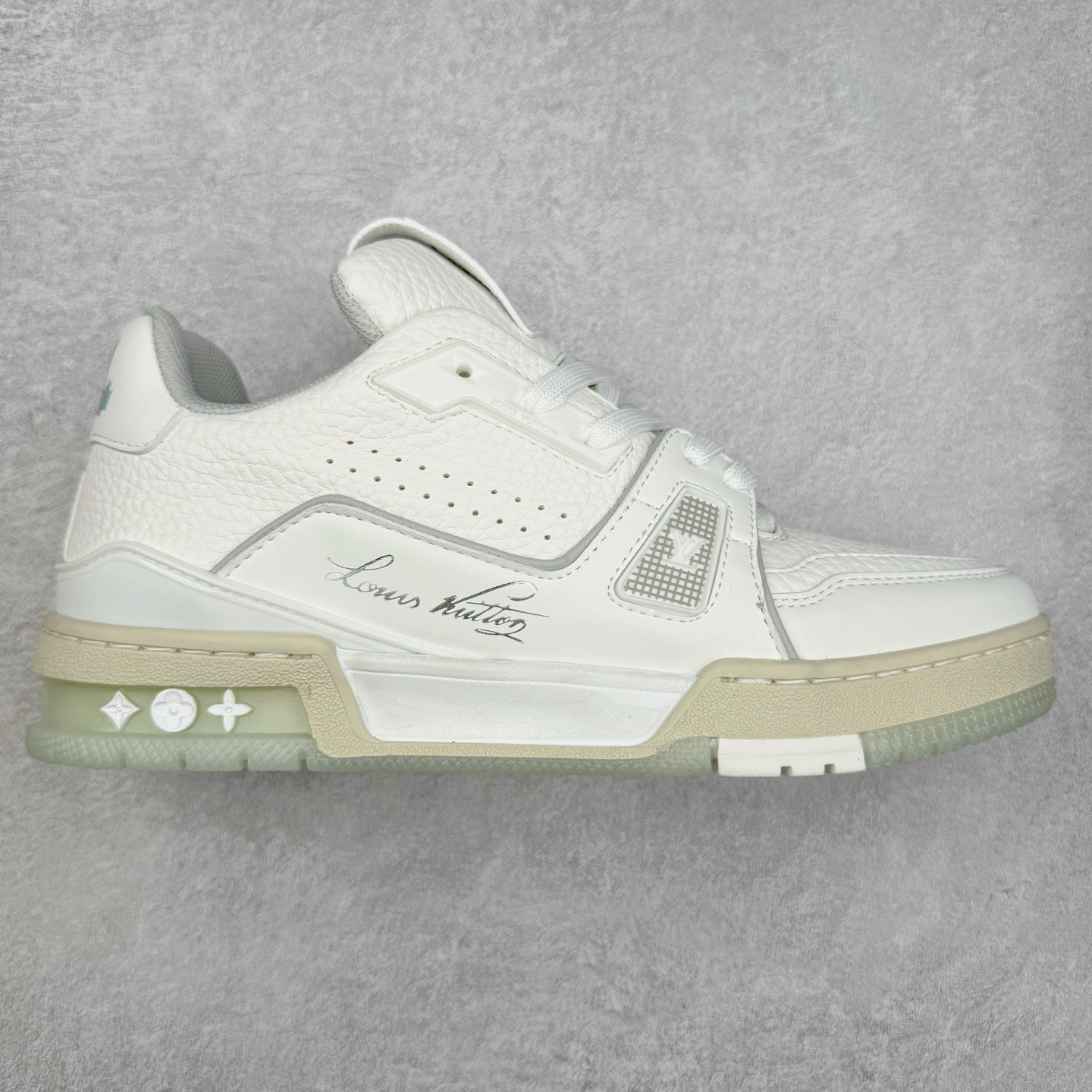 Louis Vuitton Trainer lv时装走秀运动鞋板鞋 老外外贸私人订单 口碑实力大厂出品 头层性价比版本 全套原纸板楦头开发 原汁原味 完美呈现版型 原数据独家私模大底 超高清洁度 极限压缩成本 超级跑量款式 全套原楦原纸版原鞋开模 独家磨具开发男女鞋 全网最具灵魂的版型 正确原装黄色鞋盒 正确中底印花 鞋面印花3D高频深度立体 全鞋电脑针车 紧密相连 针距密度一致 环保乳胶注塑鞋垫 厚度脚感还原原版 皮面裁剪部位 统一油边封口工艺 原装橡胶大底含胶量大底组合零偏差 专柜全套包装 防尘袋 说明书 质保卡 尺码：36 37 38 39 40 41 42 43 44 45-选品中心