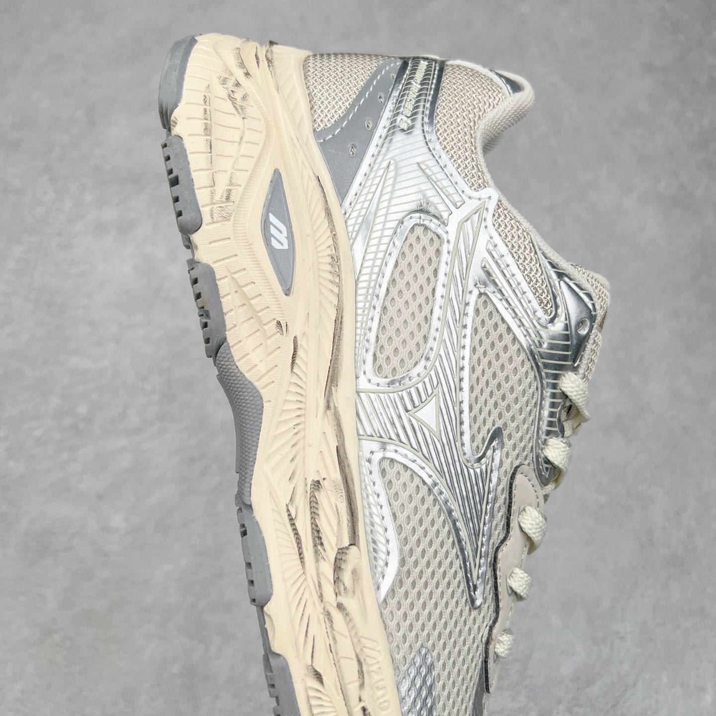 图片[6]-Mizuno Speed 2K 美津浓复古厚底织物合成革防滑耐磨透气低帮休闲跑步鞋 美津浓（Mizuno）是日本美津浓株式会社于1906年创立的运动品牌，经过一个多世纪的不断努力现已成为世界著名的运动器具、服装和鞋类生产商。美津浓力求服务于各类运动项目，并竭力使运动生活更加愉快和振奋。产品种类齐全，覆盖几乎全部主要运动项目，达到30万多个品类。尺码：36 36.5 37.5 38 38.5 39 40 40.5 41 42 42.5 43 44 44.5 45-选品中心