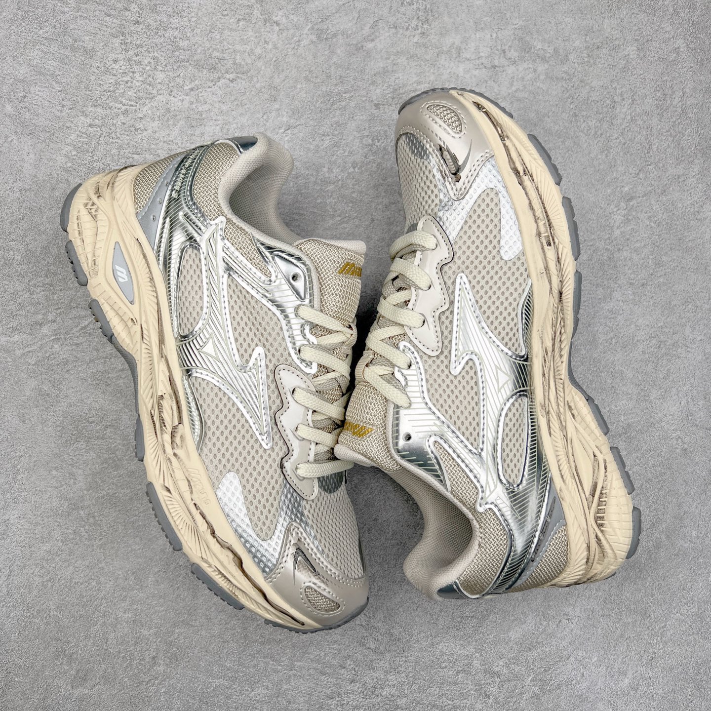 图片[3]-Mizuno Speed 2K 美津浓复古厚底织物合成革防滑耐磨透气低帮休闲跑步鞋 美津浓（Mizuno）是日本美津浓株式会社于1906年创立的运动品牌，经过一个多世纪的不断努力现已成为世界著名的运动器具、服装和鞋类生产商。美津浓力求服务于各类运动项目，并竭力使运动生活更加愉快和振奋。产品种类齐全，覆盖几乎全部主要运动项目，达到30万多个品类。尺码：36 36.5 37.5 38 38.5 39 40 40.5 41 42 42.5 43 44 44.5 45-选品中心