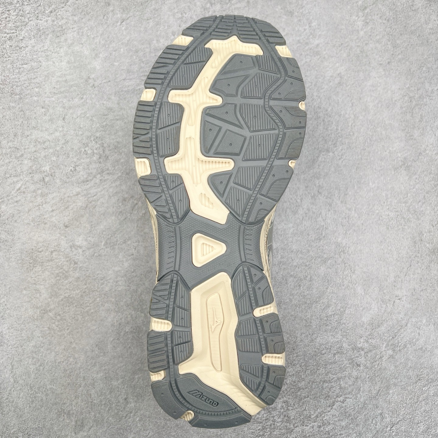 图片[9]-Mizuno Speed 2K 美津浓复古厚底织物合成革防滑耐磨透气低帮休闲跑步鞋 美津浓（Mizuno）是日本美津浓株式会社于1906年创立的运动品牌，经过一个多世纪的不断努力现已成为世界著名的运动器具、服装和鞋类生产商。美津浓力求服务于各类运动项目，并竭力使运动生活更加愉快和振奋。产品种类齐全，覆盖几乎全部主要运动项目，达到30万多个品类。尺码：36 36.5 37.5 38 38.5 39 40 40.5 41 42 42.5 43 44 44.5 45-选品中心