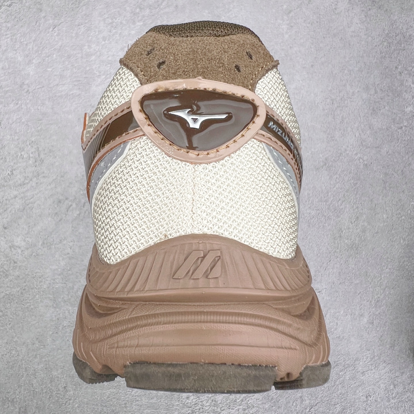 图片[8]-Mizuno Speed 2K 美津浓复古厚底织物合成革防滑耐磨透气低帮休闲跑步鞋 美津浓（Mizuno）是日本美津浓株式会社于1906年创立的运动品牌，经过一个多世纪的不断努力现已成为世界著名的运动器具、服装和鞋类生产商。美津浓力求服务于各类运动项目，并竭力使运动生活更加愉快和振奋。产品种类齐全，覆盖几乎全部主要运动项目，达到30万多个品类。尺码：36 36.5 37.5 38 38.5 39 40 40.5 41 42 42.5 43 44 44.5 45-选品中心