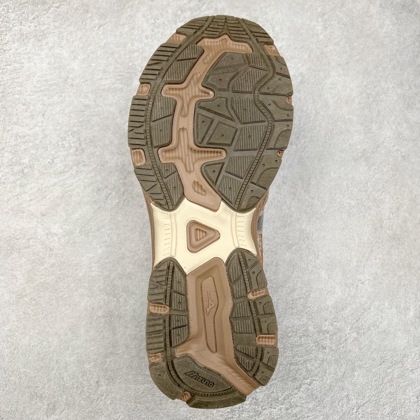 图片[9]-Mizuno Speed 2K 美津浓复古厚底织物合成革防滑耐磨透气低帮休闲跑步鞋 美津浓（Mizuno）是日本美津浓株式会社于1906年创立的运动品牌，经过一个多世纪的不断努力现已成为世界著名的运动器具、服装和鞋类生产商。美津浓力求服务于各类运动项目，并竭力使运动生活更加愉快和振奋。产品种类齐全，覆盖几乎全部主要运动项目，达到30万多个品类。尺码：36 36.5 37.5 38 38.5 39 40 40.5 41 42 42.5 43 44 44.5 45-选品中心