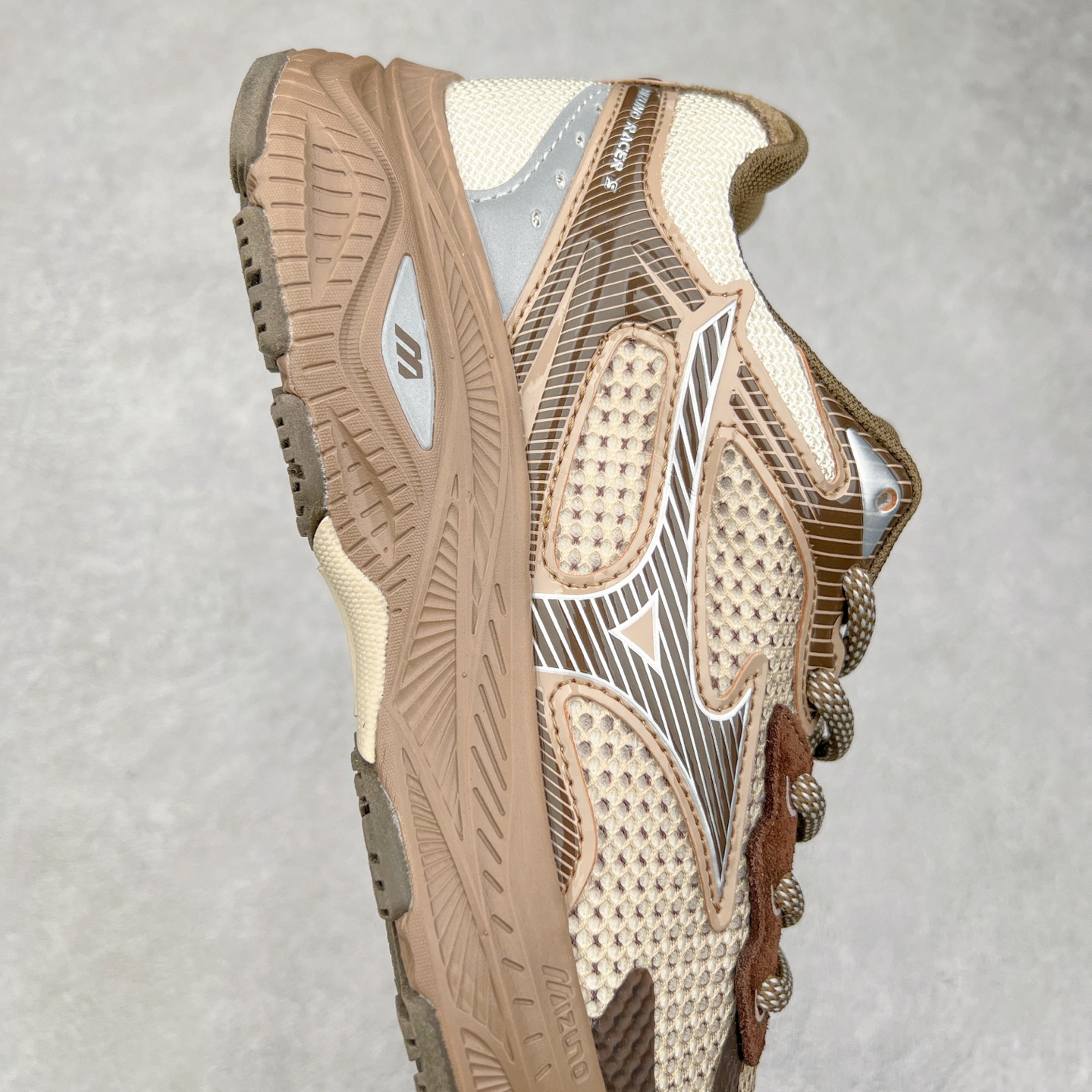 图片[6]-Mizuno Speed 2K 美津浓复古厚底织物合成革防滑耐磨透气低帮休闲跑步鞋 美津浓（Mizuno）是日本美津浓株式会社于1906年创立的运动品牌，经过一个多世纪的不断努力现已成为世界著名的运动器具、服装和鞋类生产商。美津浓力求服务于各类运动项目，并竭力使运动生活更加愉快和振奋。产品种类齐全，覆盖几乎全部主要运动项目，达到30万多个品类。尺码：36 36.5 37.5 38 38.5 39 40 40.5 41 42 42.5 43 44 44.5 45-选品中心