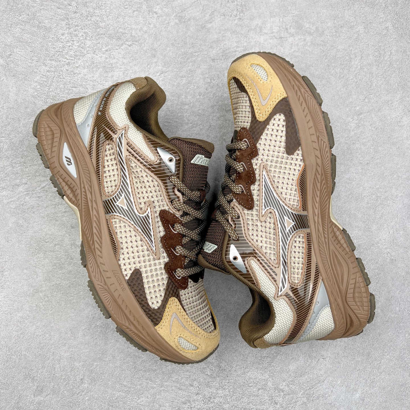 图片[3]-Mizuno Speed 2K 美津浓复古厚底织物合成革防滑耐磨透气低帮休闲跑步鞋 美津浓（Mizuno）是日本美津浓株式会社于1906年创立的运动品牌，经过一个多世纪的不断努力现已成为世界著名的运动器具、服装和鞋类生产商。美津浓力求服务于各类运动项目，并竭力使运动生活更加愉快和振奋。产品种类齐全，覆盖几乎全部主要运动项目，达到30万多个品类。尺码：36 36.5 37.5 38 38.5 39 40 40.5 41 42 42.5 43 44 44.5 45-选品中心