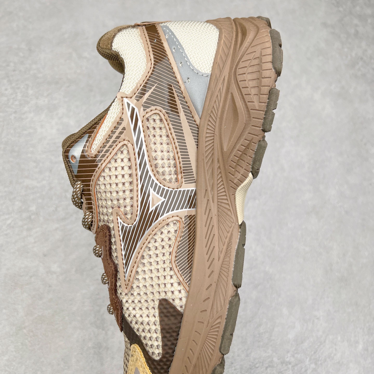 图片[7]-Mizuno Speed 2K 美津浓复古厚底织物合成革防滑耐磨透气低帮休闲跑步鞋 美津浓（Mizuno）是日本美津浓株式会社于1906年创立的运动品牌，经过一个多世纪的不断努力现已成为世界著名的运动器具、服装和鞋类生产商。美津浓力求服务于各类运动项目，并竭力使运动生活更加愉快和振奋。产品种类齐全，覆盖几乎全部主要运动项目，达到30万多个品类。尺码：36 36.5 37.5 38 38.5 39 40 40.5 41 42 42.5 43 44 44.5 45-选品中心