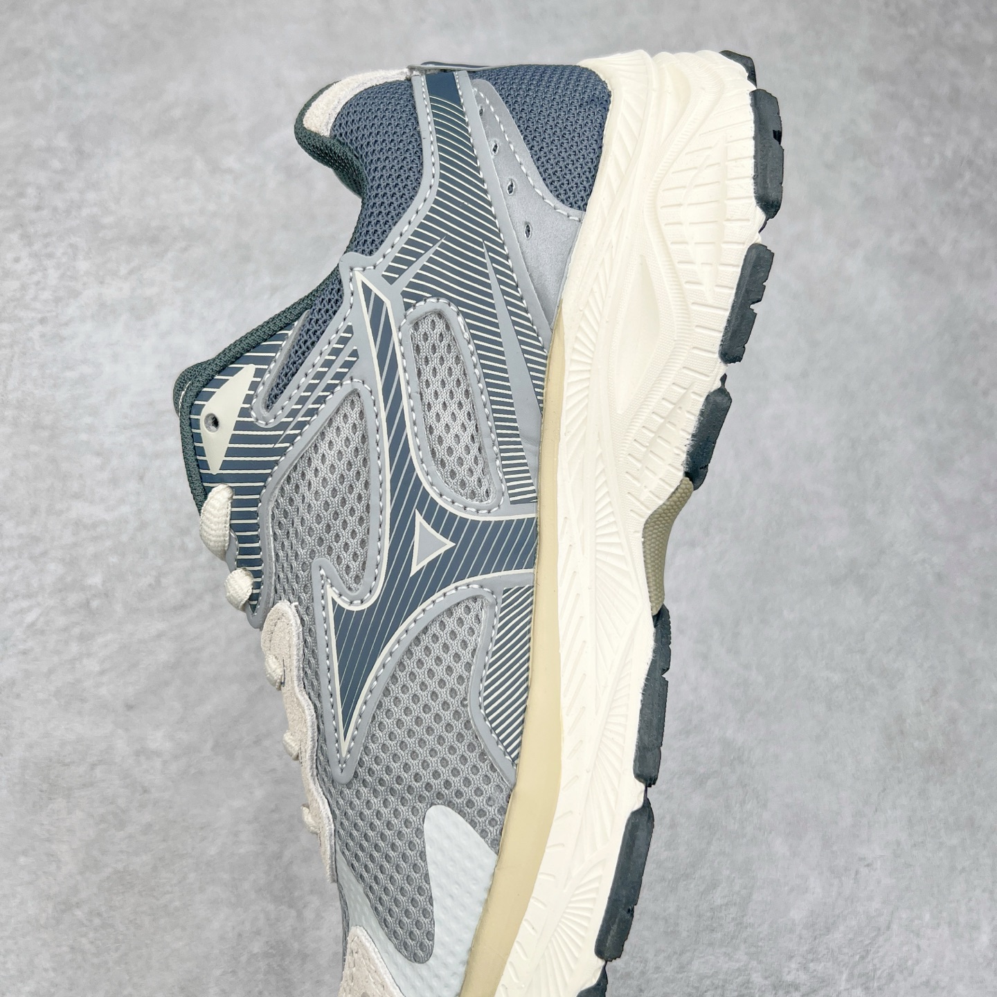 图片[7]-Mizuno Speed 2K 美津浓复古厚底织物合成革防滑耐磨透气低帮休闲跑步鞋 美津浓（Mizuno）是日本美津浓株式会社于1906年创立的运动品牌，经过一个多世纪的不断努力现已成为世界著名的运动器具、服装和鞋类生产商。美津浓力求服务于各类运动项目，并竭力使运动生活更加愉快和振奋。产品种类齐全，覆盖几乎全部主要运动项目，达到30万多个品类。尺码：36 36.5 37.5 38 38.5 39 40 40.5 41 42 42.5 43 44 44.5 45-选品中心