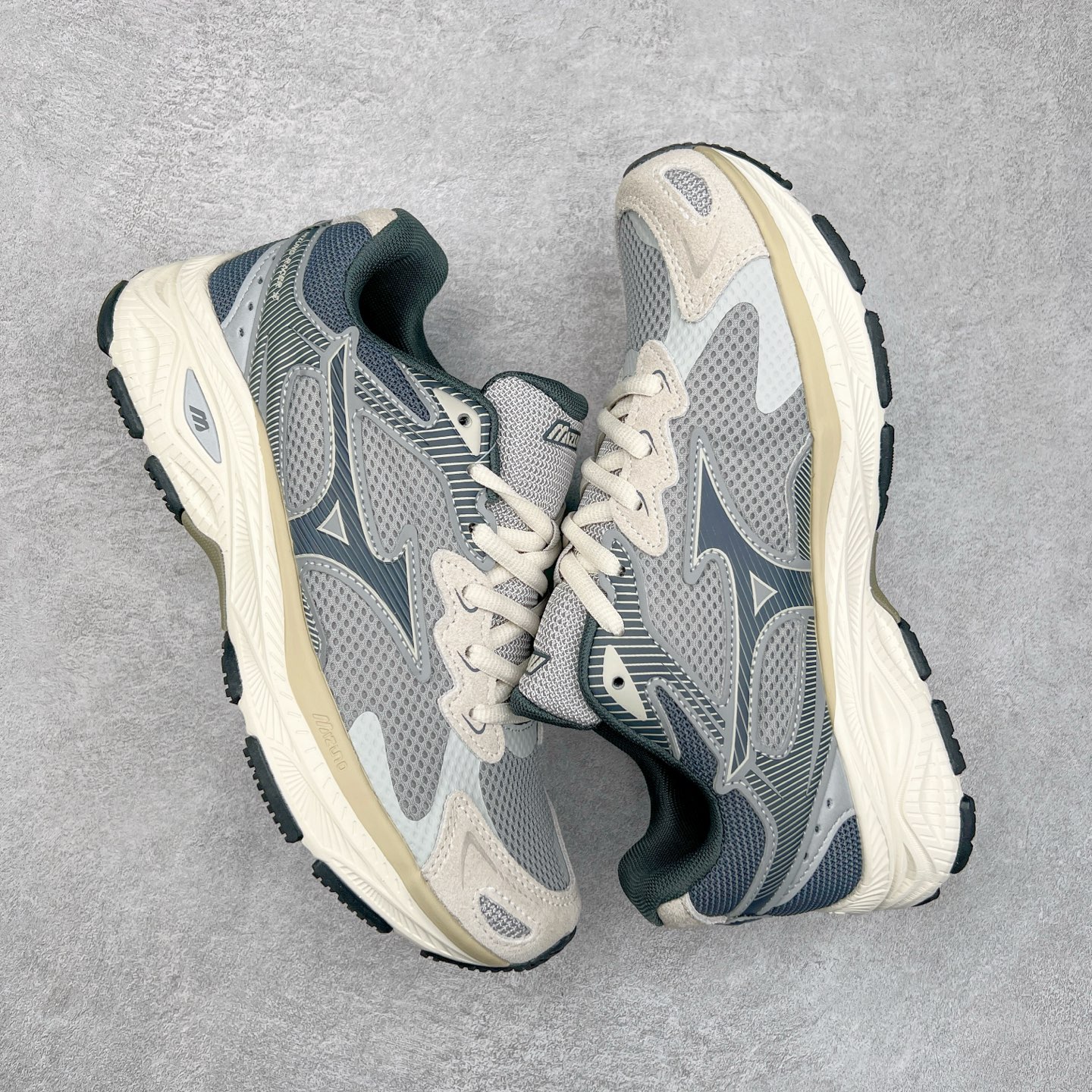 图片[3]-Mizuno Speed 2K 美津浓复古厚底织物合成革防滑耐磨透气低帮休闲跑步鞋 美津浓（Mizuno）是日本美津浓株式会社于1906年创立的运动品牌，经过一个多世纪的不断努力现已成为世界著名的运动器具、服装和鞋类生产商。美津浓力求服务于各类运动项目，并竭力使运动生活更加愉快和振奋。产品种类齐全，覆盖几乎全部主要运动项目，达到30万多个品类。尺码：36 36.5 37.5 38 38.5 39 40 40.5 41 42 42.5 43 44 44.5 45-选品中心