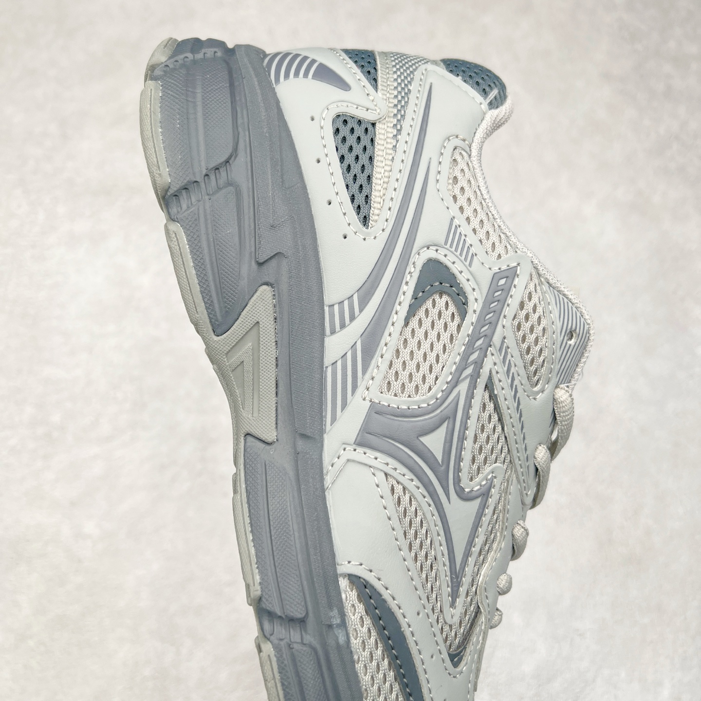 图片[6]-Mizuno Speed 2K 美津浓复古厚底织物合成革防滑耐磨透气低帮休闲跑步鞋 美津浓（Mizuno）是日本美津浓株式会社于1906年创立的运动品牌，经过一个多世纪的不断努力现已成为世界著名的运动器具、服装和鞋类生产商。美津浓力求服务于各类运动项目，并竭力使运动生活更加愉快和振奋。产品种类齐全，覆盖几乎全部主要运动项目，达到30万多个品类。尺码：36 36.5 37.5 38 38.5 39 40 40.5 41 42 42.5 43 44 44.5 45-选品中心