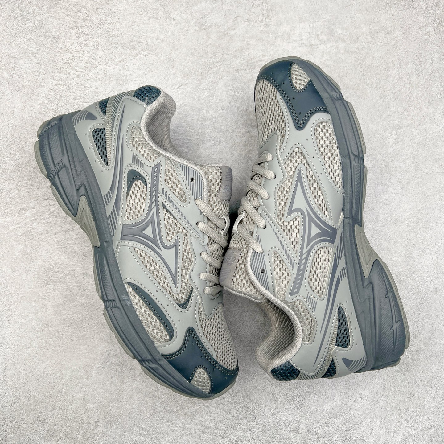 图片[3]-Mizuno Speed 2K 美津浓复古厚底织物合成革防滑耐磨透气低帮休闲跑步鞋 美津浓（Mizuno）是日本美津浓株式会社于1906年创立的运动品牌，经过一个多世纪的不断努力现已成为世界著名的运动器具、服装和鞋类生产商。美津浓力求服务于各类运动项目，并竭力使运动生活更加愉快和振奋。产品种类齐全，覆盖几乎全部主要运动项目，达到30万多个品类。尺码：36 36.5 37.5 38 38.5 39 40 40.5 41 42 42.5 43 44 44.5 45-选品中心