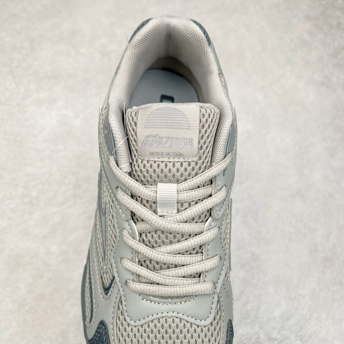 图片[5]-Mizuno Speed 2K 美津浓复古厚底织物合成革防滑耐磨透气低帮休闲跑步鞋 美津浓（Mizuno）是日本美津浓株式会社于1906年创立的运动品牌，经过一个多世纪的不断努力现已成为世界著名的运动器具、服装和鞋类生产商。美津浓力求服务于各类运动项目，并竭力使运动生活更加愉快和振奋。产品种类齐全，覆盖几乎全部主要运动项目，达到30万多个品类。尺码：36 36.5 37.5 38 38.5 39 40 40.5 41 42 42.5 43 44 44.5 45-选品中心