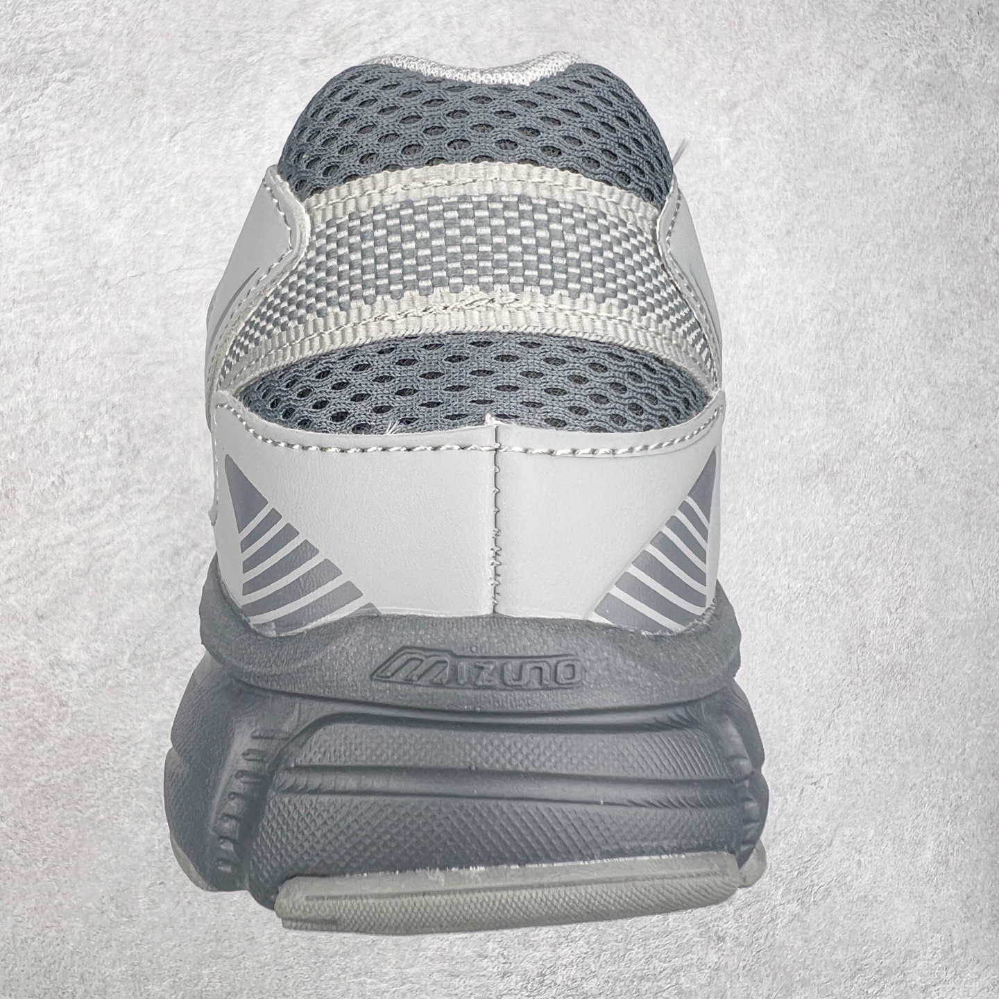 图片[8]-Mizuno Speed 2K 美津浓复古厚底织物合成革防滑耐磨透气低帮休闲跑步鞋 美津浓（Mizuno）是日本美津浓株式会社于1906年创立的运动品牌，经过一个多世纪的不断努力现已成为世界著名的运动器具、服装和鞋类生产商。美津浓力求服务于各类运动项目，并竭力使运动生活更加愉快和振奋。产品种类齐全，覆盖几乎全部主要运动项目，达到30万多个品类。尺码：36 36.5 37.5 38 38.5 39 40 40.5 41 42 42.5 43 44 44.5 45-选品中心