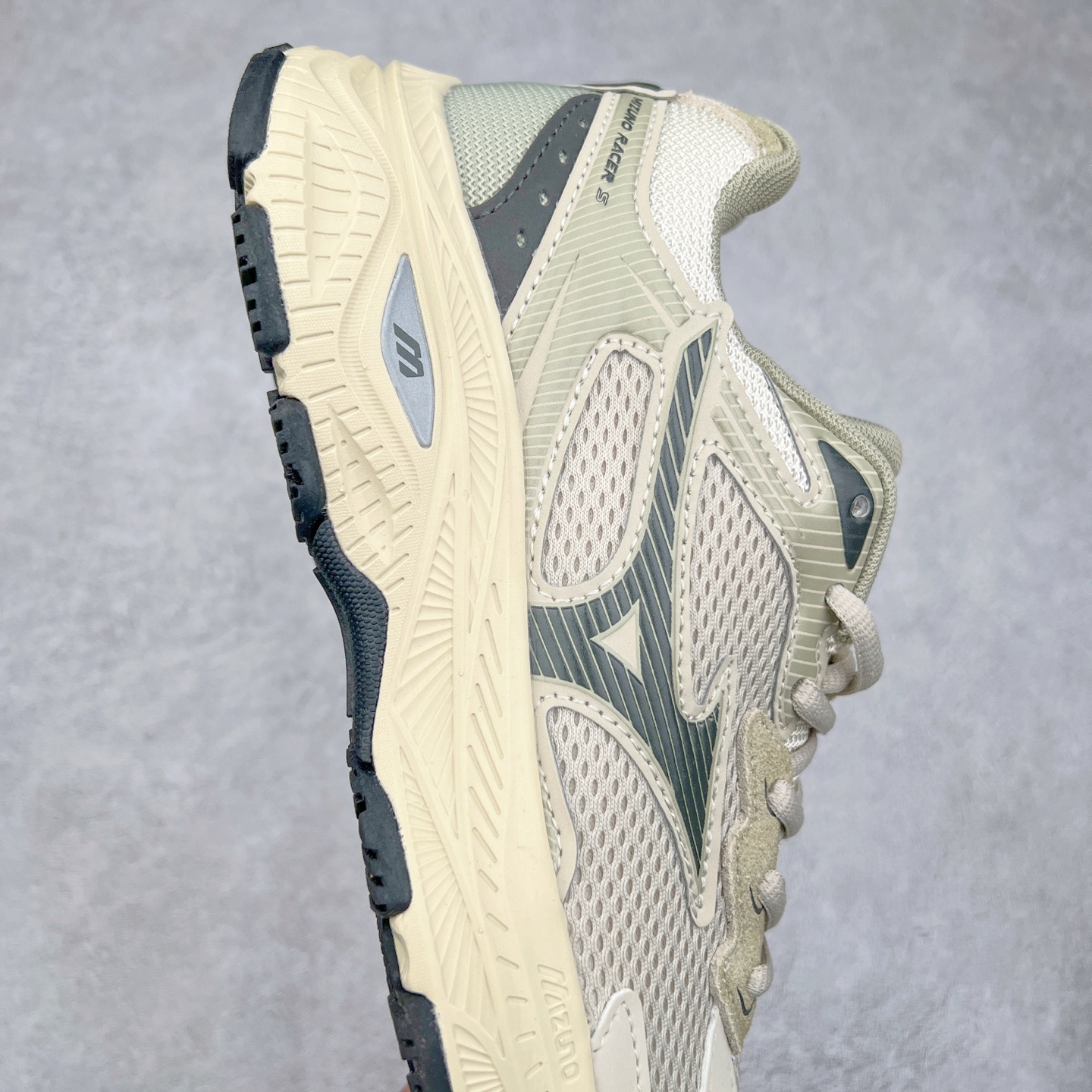 图片[6]-Mizuno Speed 2K 美津浓复古厚底织物合成革防滑耐磨透气低帮休闲跑步鞋 美津浓（Mizuno）是日本美津浓株式会社于1906年创立的运动品牌，经过一个多世纪的不断努力现已成为世界著名的运动器具、服装和鞋类生产商。美津浓力求服务于各类运动项目，并竭力使运动生活更加愉快和振奋。产品种类齐全，覆盖几乎全部主要运动项目，达到30万多个品类。尺码：36 36.5 37.5 38 38.5 39 40 40.5 41 42 42.5 43 44 44.5 45-选品中心