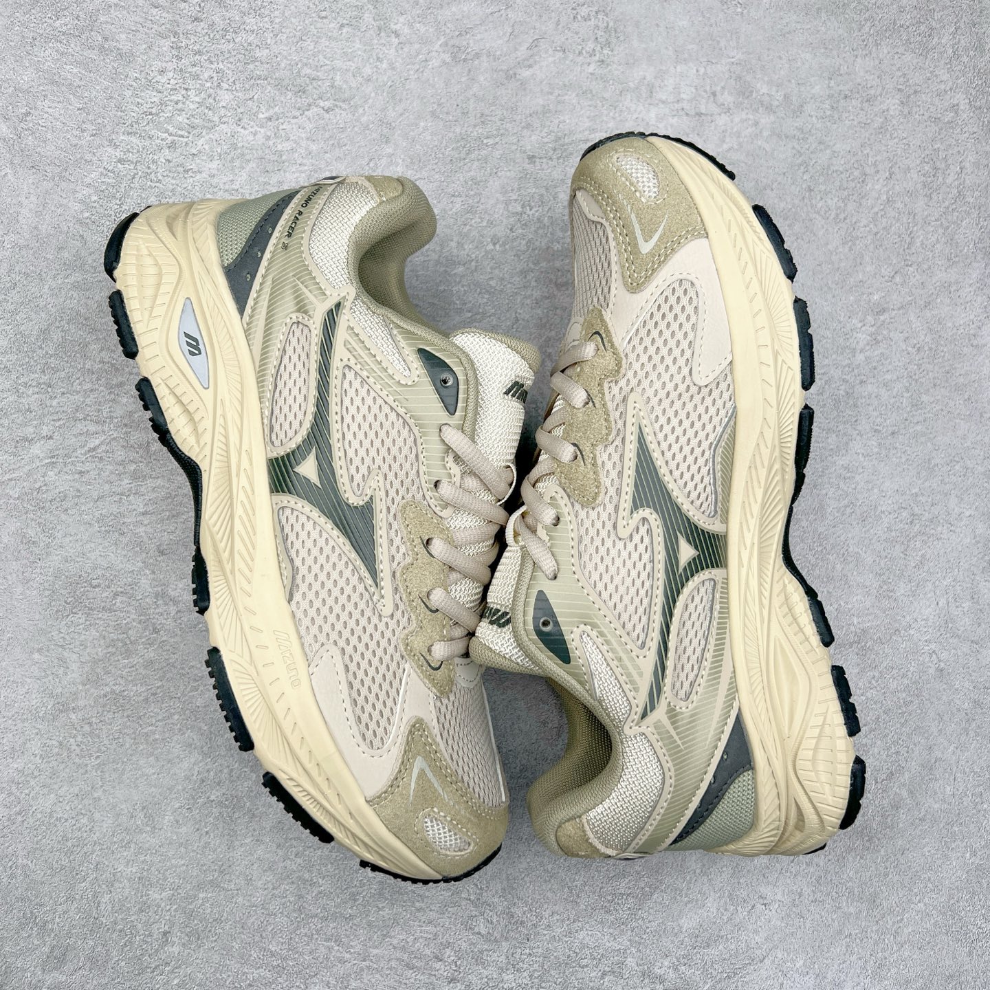 图片[3]-Mizuno Speed 2K 美津浓复古厚底织物合成革防滑耐磨透气低帮休闲跑步鞋 美津浓（Mizuno）是日本美津浓株式会社于1906年创立的运动品牌，经过一个多世纪的不断努力现已成为世界著名的运动器具、服装和鞋类生产商。美津浓力求服务于各类运动项目，并竭力使运动生活更加愉快和振奋。产品种类齐全，覆盖几乎全部主要运动项目，达到30万多个品类。尺码：36 36.5 37.5 38 38.5 39 40 40.5 41 42 42.5 43 44 44.5 45-选品中心