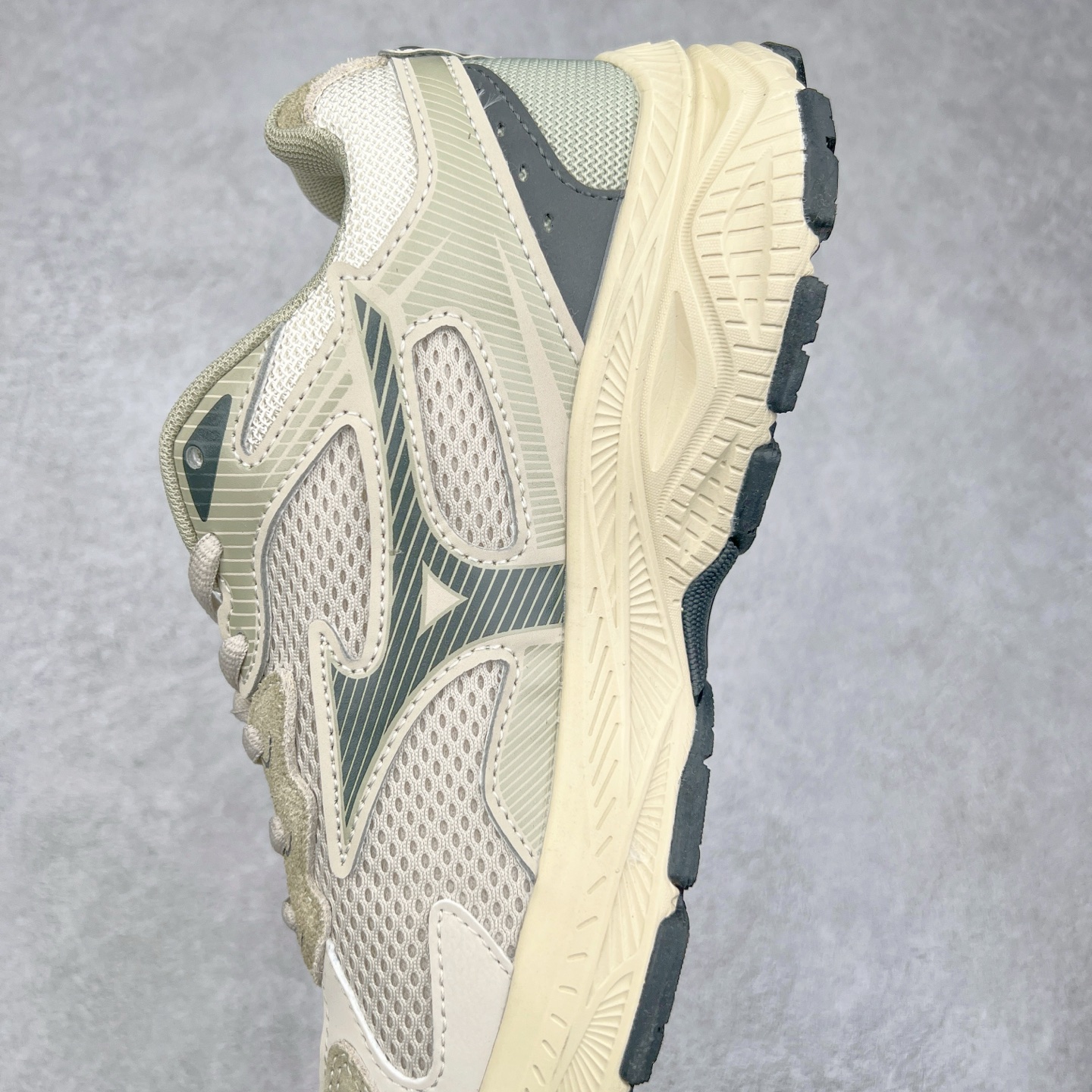 图片[7]-Mizuno Speed 2K 美津浓复古厚底织物合成革防滑耐磨透气低帮休闲跑步鞋 美津浓（Mizuno）是日本美津浓株式会社于1906年创立的运动品牌，经过一个多世纪的不断努力现已成为世界著名的运动器具、服装和鞋类生产商。美津浓力求服务于各类运动项目，并竭力使运动生活更加愉快和振奋。产品种类齐全，覆盖几乎全部主要运动项目，达到30万多个品类。尺码：36 36.5 37.5 38 38.5 39 40 40.5 41 42 42.5 43 44 44.5 45-选品中心