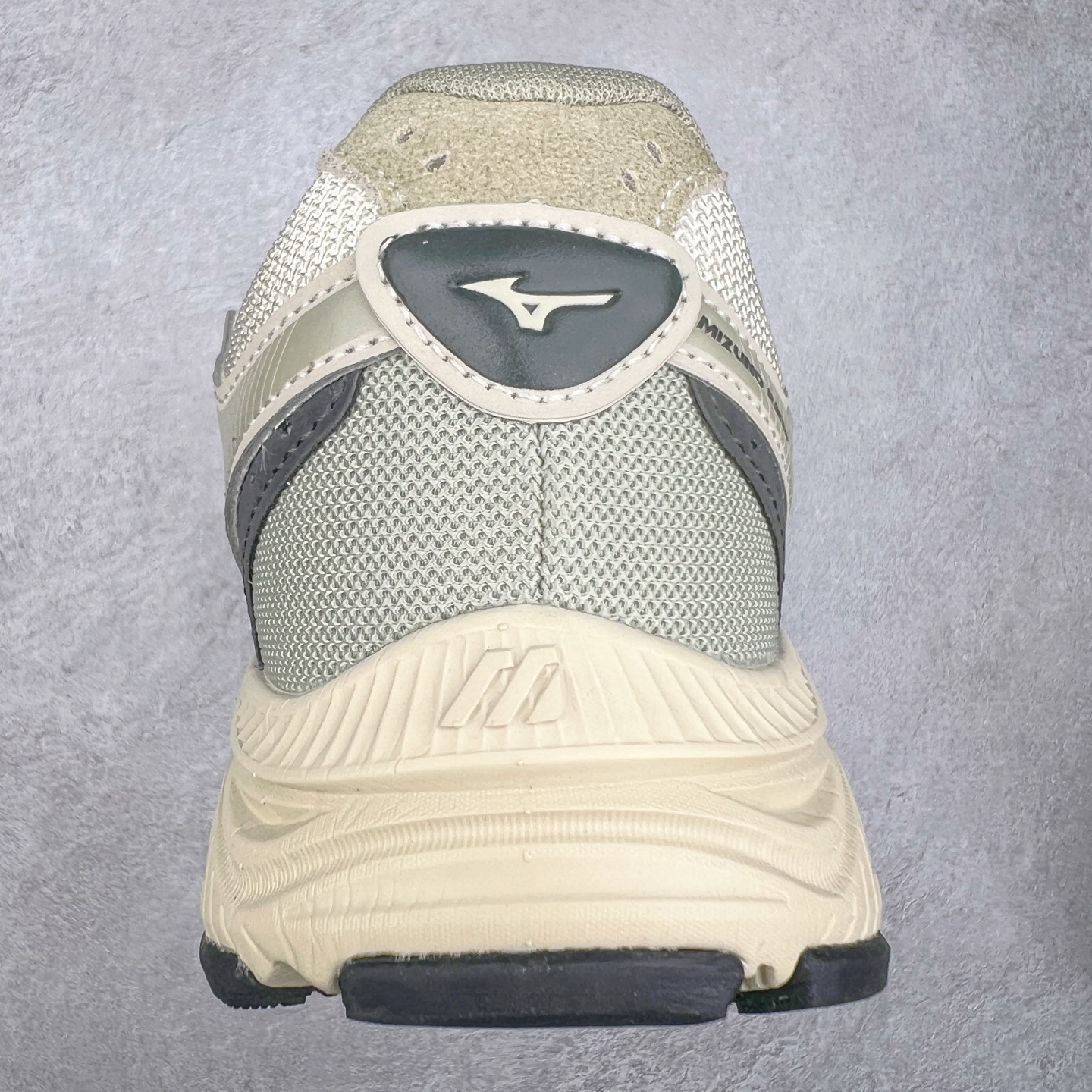 图片[8]-Mizuno Speed 2K 美津浓复古厚底织物合成革防滑耐磨透气低帮休闲跑步鞋 美津浓（Mizuno）是日本美津浓株式会社于1906年创立的运动品牌，经过一个多世纪的不断努力现已成为世界著名的运动器具、服装和鞋类生产商。美津浓力求服务于各类运动项目，并竭力使运动生活更加愉快和振奋。产品种类齐全，覆盖几乎全部主要运动项目，达到30万多个品类。尺码：36 36.5 37.5 38 38.5 39 40 40.5 41 42 42.5 43 44 44.5 45-选品中心