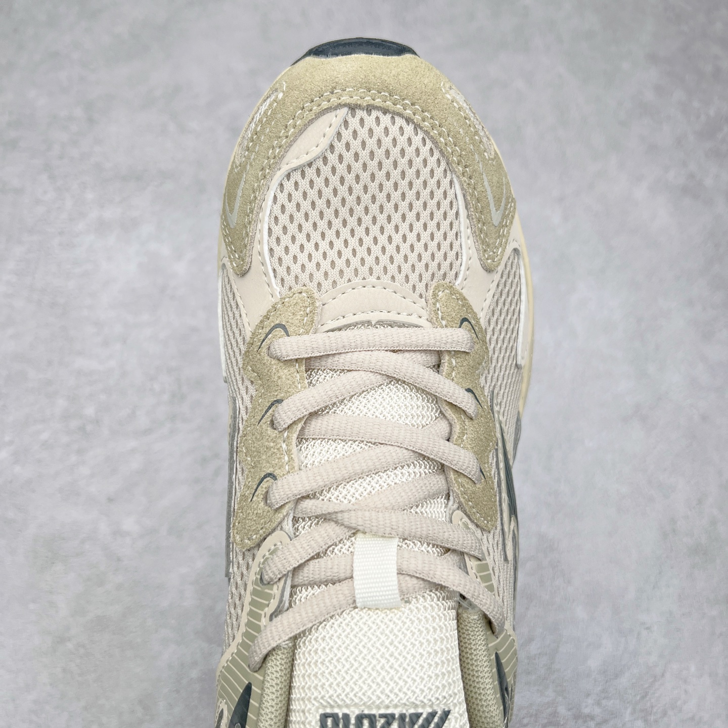 图片[4]-Mizuno Speed 2K 美津浓复古厚底织物合成革防滑耐磨透气低帮休闲跑步鞋 美津浓（Mizuno）是日本美津浓株式会社于1906年创立的运动品牌，经过一个多世纪的不断努力现已成为世界著名的运动器具、服装和鞋类生产商。美津浓力求服务于各类运动项目，并竭力使运动生活更加愉快和振奋。产品种类齐全，覆盖几乎全部主要运动项目，达到30万多个品类。尺码：36 36.5 37.5 38 38.5 39 40 40.5 41 42 42.5 43 44 44.5 45-选品中心