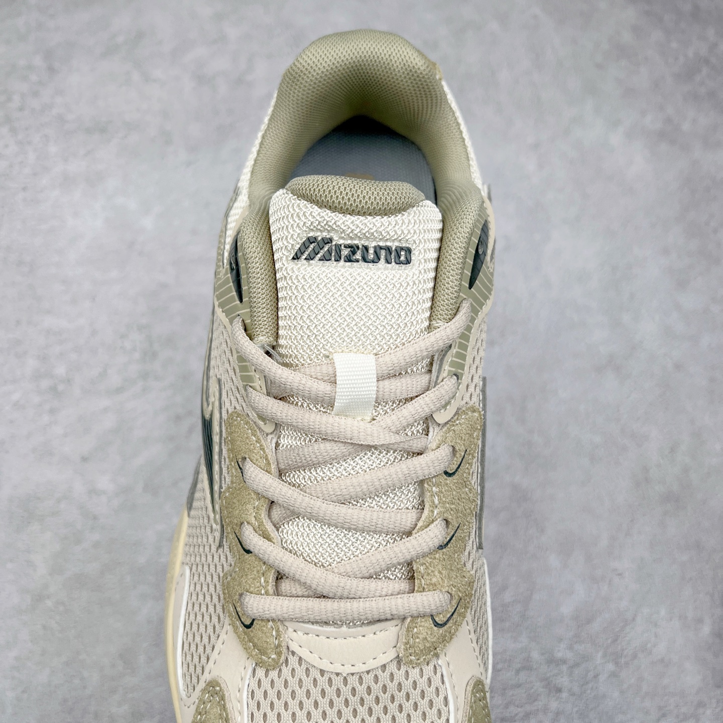 图片[5]-Mizuno Speed 2K 美津浓复古厚底织物合成革防滑耐磨透气低帮休闲跑步鞋 美津浓（Mizuno）是日本美津浓株式会社于1906年创立的运动品牌，经过一个多世纪的不断努力现已成为世界著名的运动器具、服装和鞋类生产商。美津浓力求服务于各类运动项目，并竭力使运动生活更加愉快和振奋。产品种类齐全，覆盖几乎全部主要运动项目，达到30万多个品类。尺码：36 36.5 37.5 38 38.5 39 40 40.5 41 42 42.5 43 44 44.5 45-选品中心