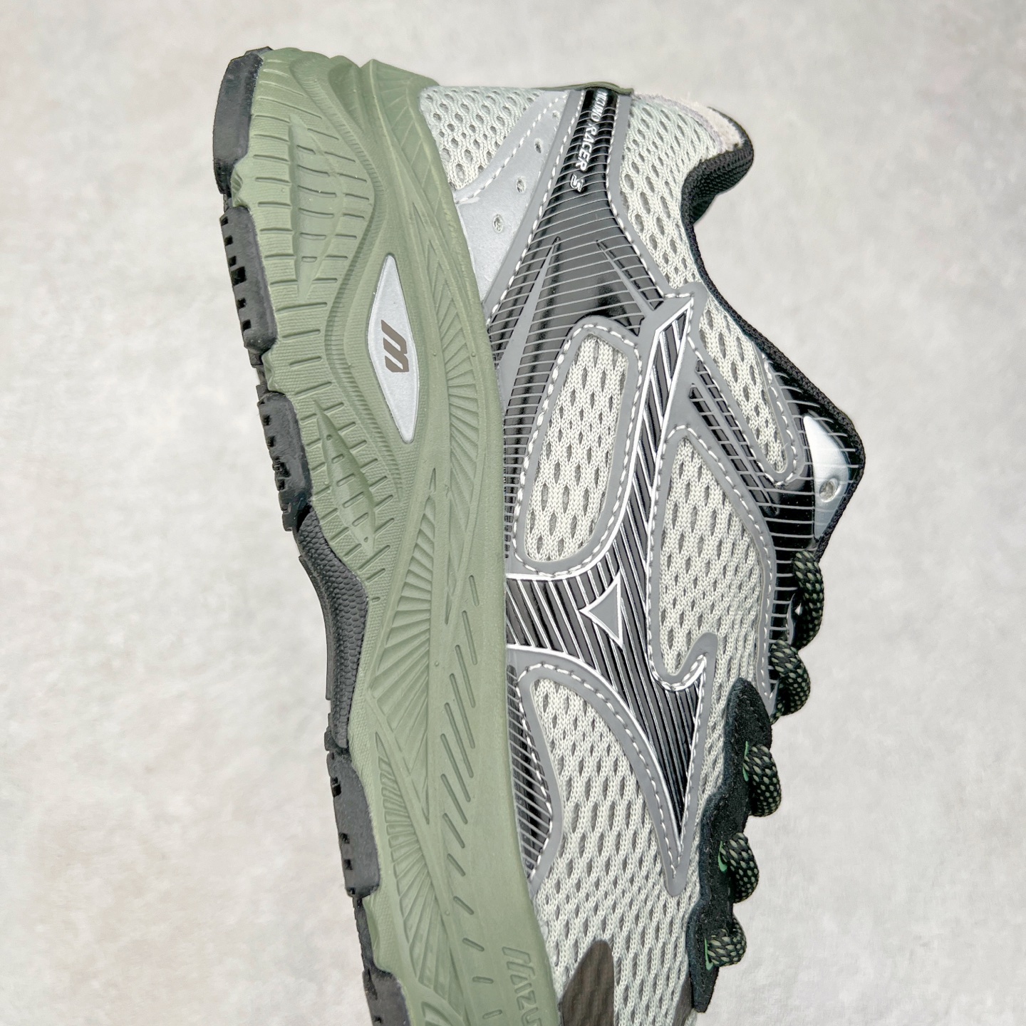 图片[6]-Mizuno Speed 2K 美津浓复古厚底织物合成革防滑耐磨透气低帮休闲跑步鞋 美津浓（Mizuno）是日本美津浓株式会社于1906年创立的运动品牌，经过一个多世纪的不断努力现已成为世界著名的运动器具、服装和鞋类生产商。美津浓力求服务于各类运动项目，并竭力使运动生活更加愉快和振奋。产品种类齐全，覆盖几乎全部主要运动项目，达到30万多个品类。尺码：36 36.5 37.5 38 38.5 39 40 40.5 41 42 42.5 43 44 44.5 45-选品中心