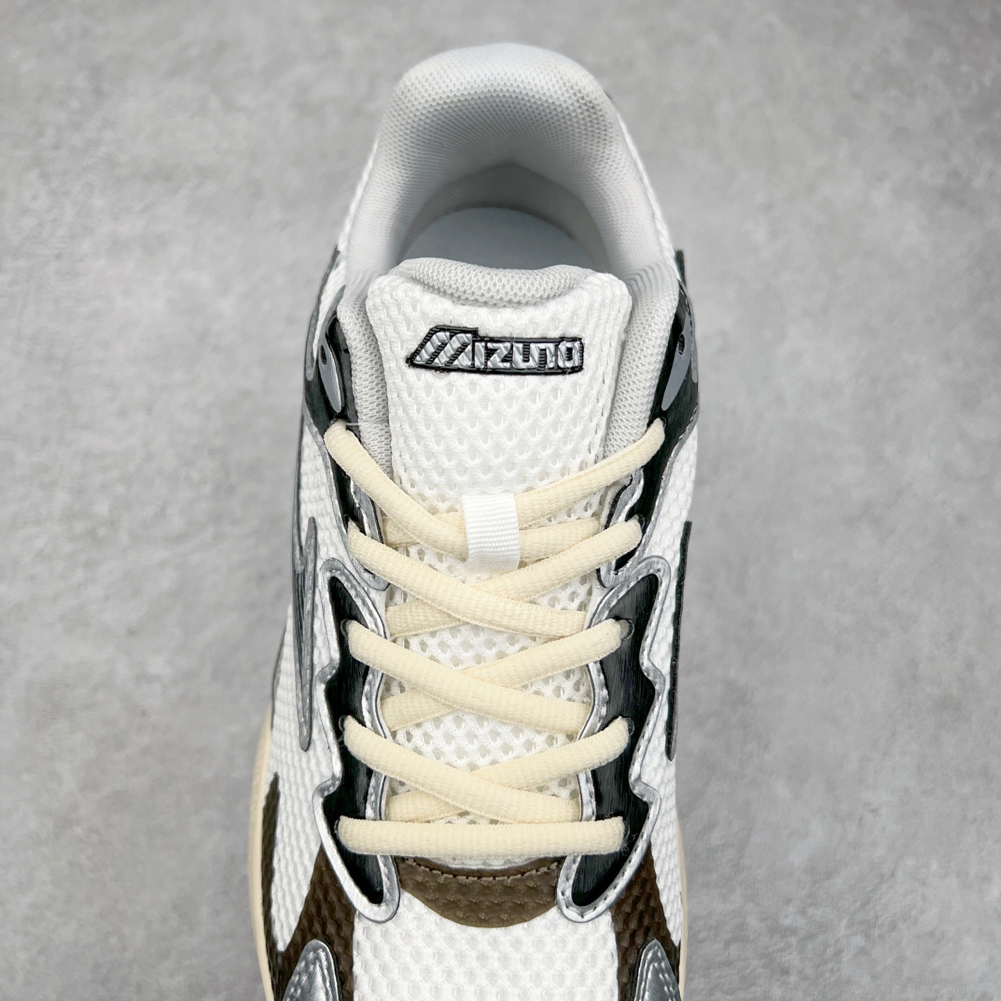 图片[5]-Mizuno Speed 2K 美津浓复古厚底织物合成革防滑耐磨透气低帮休闲跑步鞋 美津浓（Mizuno）是日本美津浓株式会社于1906年创立的运动品牌，经过一个多世纪的不断努力现已成为世界著名的运动器具、服装和鞋类生产商。美津浓力求服务于各类运动项目，并竭力使运动生活更加愉快和振奋。产品种类齐全，覆盖几乎全部主要运动项目，达到30万多个品类。尺码：36 36.5 37.5 38 38.5 39 40 40.5 41 42 42.5 43 44 44.5 45-选品中心