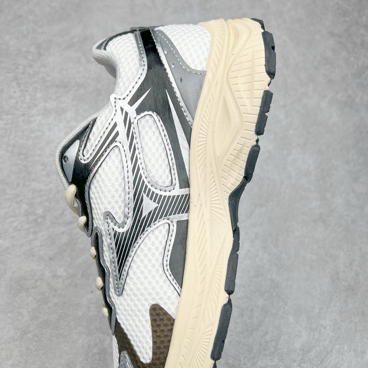 图片[7]-Mizuno Speed 2K 美津浓复古厚底织物合成革防滑耐磨透气低帮休闲跑步鞋 美津浓（Mizuno）是日本美津浓株式会社于1906年创立的运动品牌，经过一个多世纪的不断努力现已成为世界著名的运动器具、服装和鞋类生产商。美津浓力求服务于各类运动项目，并竭力使运动生活更加愉快和振奋。产品种类齐全，覆盖几乎全部主要运动项目，达到30万多个品类。尺码：36 36.5 37.5 38 38.5 39 40 40.5 41 42 42.5 43 44 44.5 45-选品中心