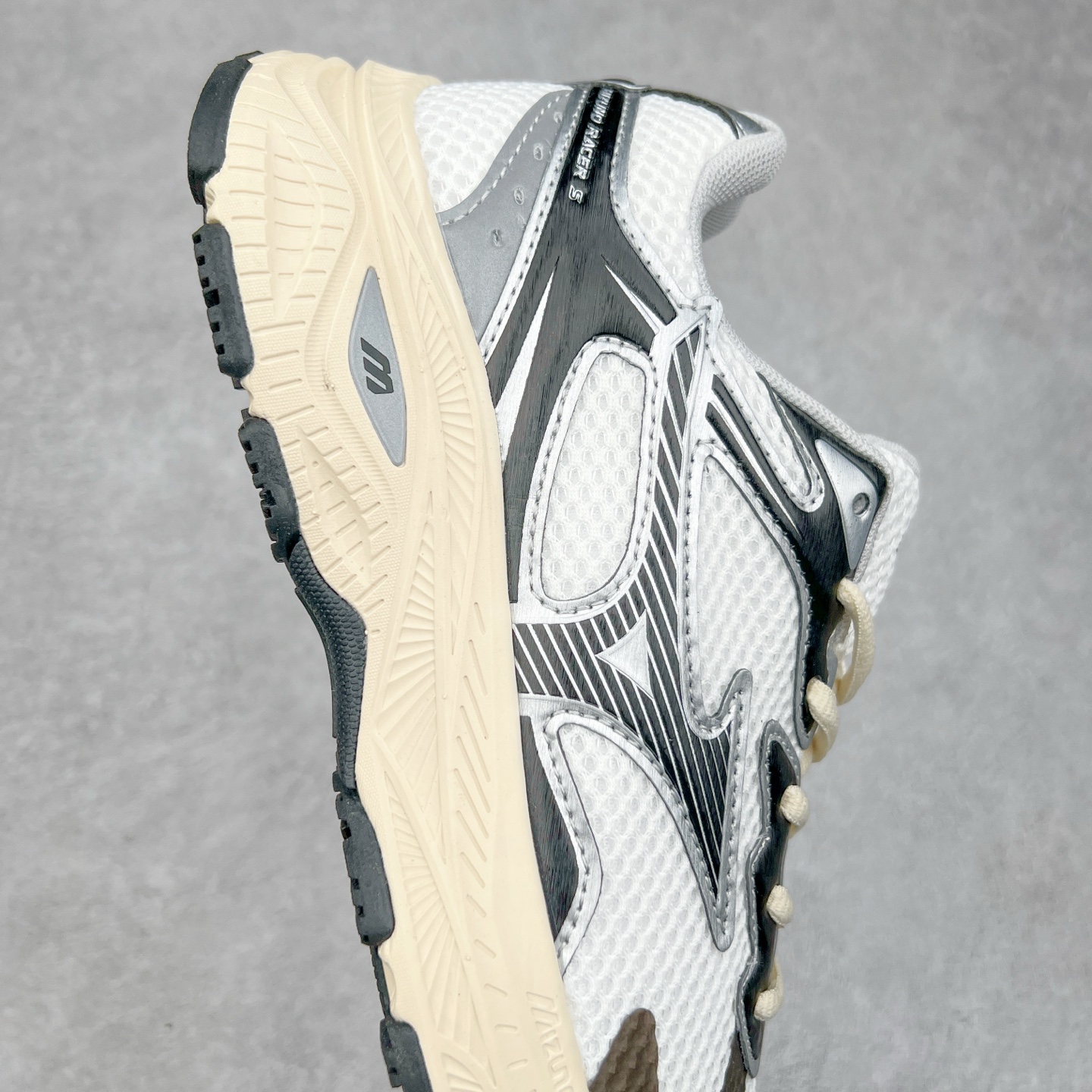 图片[6]-Mizuno Speed 2K 美津浓复古厚底织物合成革防滑耐磨透气低帮休闲跑步鞋 美津浓（Mizuno）是日本美津浓株式会社于1906年创立的运动品牌，经过一个多世纪的不断努力现已成为世界著名的运动器具、服装和鞋类生产商。美津浓力求服务于各类运动项目，并竭力使运动生活更加愉快和振奋。产品种类齐全，覆盖几乎全部主要运动项目，达到30万多个品类。尺码：36 36.5 37.5 38 38.5 39 40 40.5 41 42 42.5 43 44 44.5 45-选品中心