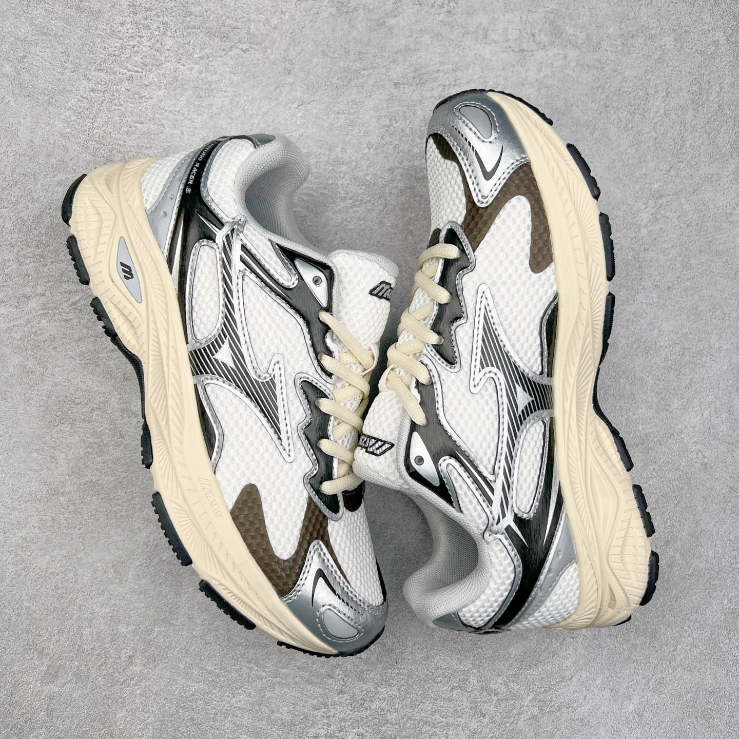 图片[3]-Mizuno Speed 2K 美津浓复古厚底织物合成革防滑耐磨透气低帮休闲跑步鞋 美津浓（Mizuno）是日本美津浓株式会社于1906年创立的运动品牌，经过一个多世纪的不断努力现已成为世界著名的运动器具、服装和鞋类生产商。美津浓力求服务于各类运动项目，并竭力使运动生活更加愉快和振奋。产品种类齐全，覆盖几乎全部主要运动项目，达到30万多个品类。尺码：36 36.5 37.5 38 38.5 39 40 40.5 41 42 42.5 43 44 44.5 45-选品中心