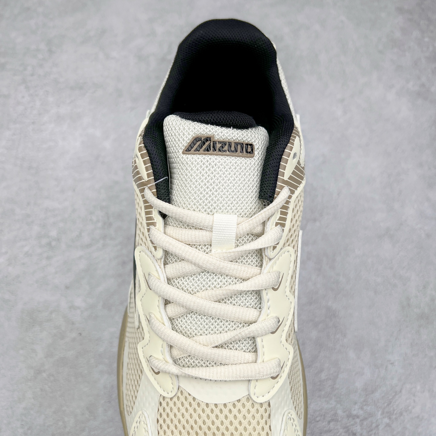 图片[5]-Mizuno Speed 2K 美津浓复古厚底织物合成革防滑耐磨透气低帮休闲跑步鞋 美津浓（Mizuno）是日本美津浓株式会社于1906年创立的运动品牌，经过一个多世纪的不断努力现已成为世界著名的运动器具、服装和鞋类生产商。美津浓力求服务于各类运动项目，并竭力使运动生活更加愉快和振奋。产品种类齐全，覆盖几乎全部主要运动项目，达到30万多个品类。尺码：36 36.5 37.5 38 38.5 39 40 40.5 41 42 42.5 43 44 44.5 45-选品中心