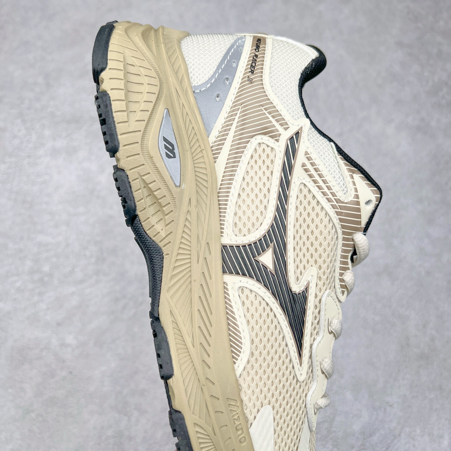 图片[6]-Mizuno Speed 2K 美津浓复古厚底织物合成革防滑耐磨透气低帮休闲跑步鞋 美津浓（Mizuno）是日本美津浓株式会社于1906年创立的运动品牌，经过一个多世纪的不断努力现已成为世界著名的运动器具、服装和鞋类生产商。美津浓力求服务于各类运动项目，并竭力使运动生活更加愉快和振奋。产品种类齐全，覆盖几乎全部主要运动项目，达到30万多个品类。尺码：36 36.5 37.5 38 38.5 39 40 40.5 41 42 42.5 43 44 44.5 45-选品中心