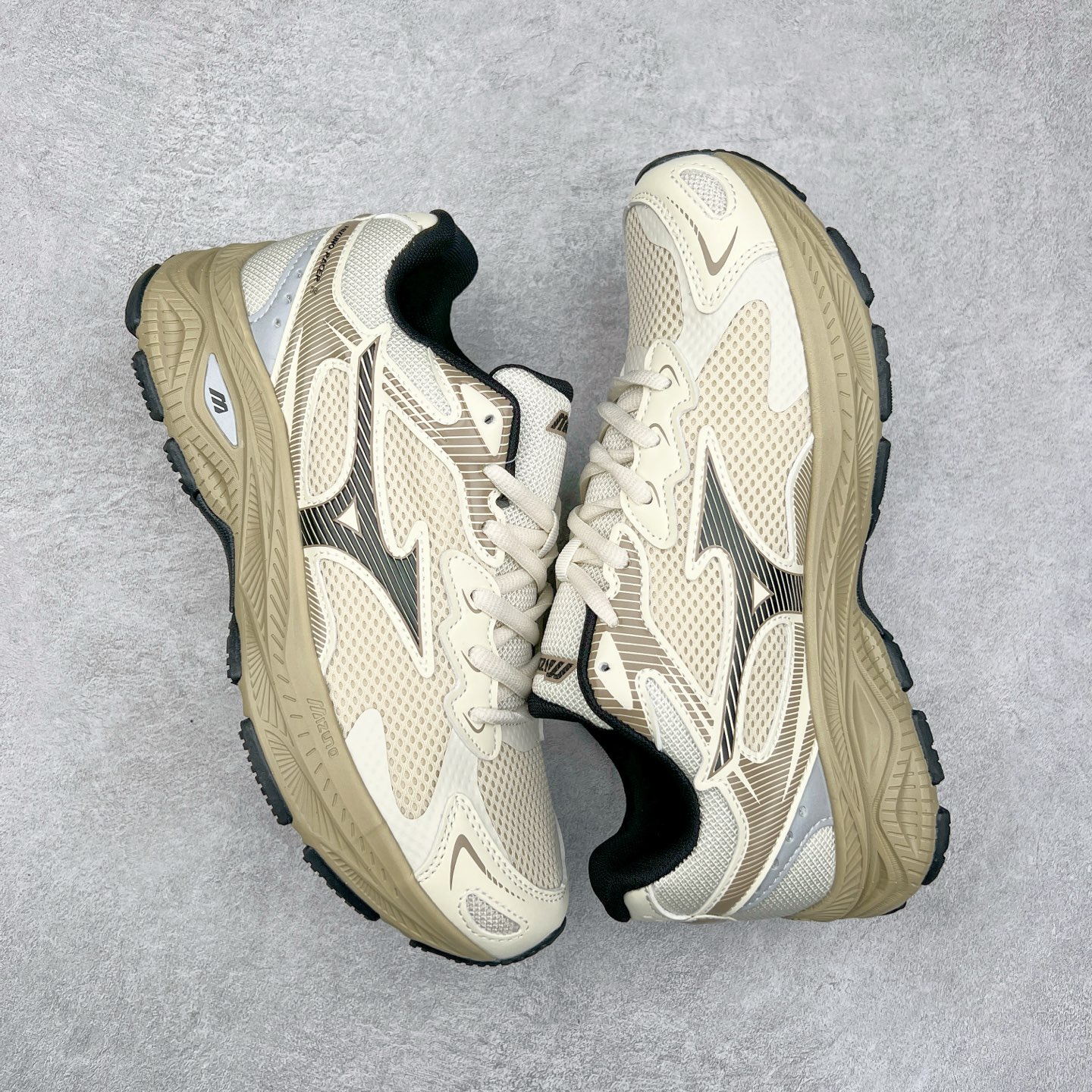 图片[3]-Mizuno Speed 2K 美津浓复古厚底织物合成革防滑耐磨透气低帮休闲跑步鞋 美津浓（Mizuno）是日本美津浓株式会社于1906年创立的运动品牌，经过一个多世纪的不断努力现已成为世界著名的运动器具、服装和鞋类生产商。美津浓力求服务于各类运动项目，并竭力使运动生活更加愉快和振奋。产品种类齐全，覆盖几乎全部主要运动项目，达到30万多个品类。尺码：36 36.5 37.5 38 38.5 39 40 40.5 41 42 42.5 43 44 44.5 45-选品中心