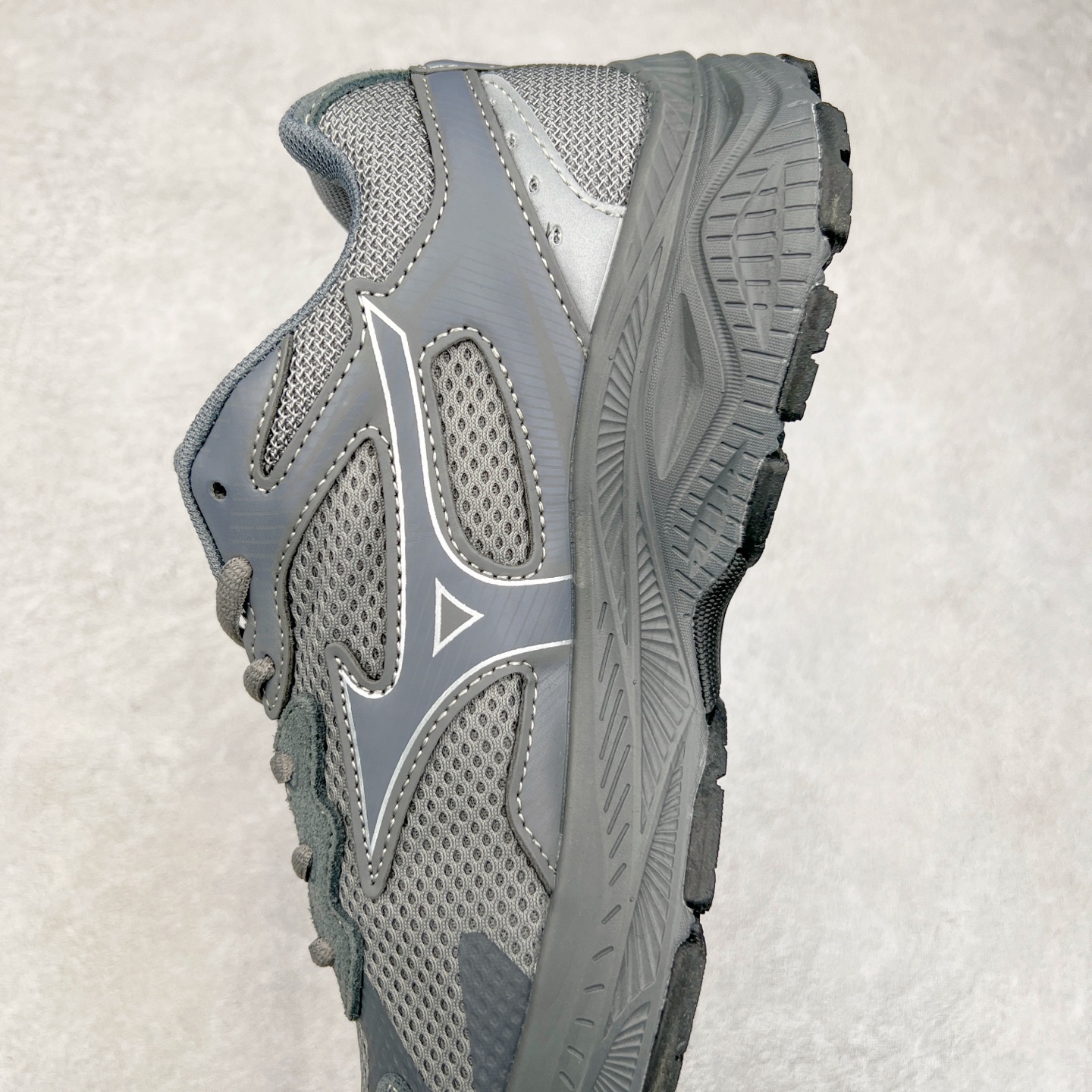 图片[7]-Mizuno Speed 2K 美津浓复古厚底织物合成革防滑耐磨透气低帮休闲跑步鞋 美津浓（Mizuno）是日本美津浓株式会社于1906年创立的运动品牌，经过一个多世纪的不断努力现已成为世界著名的运动器具、服装和鞋类生产商。美津浓力求服务于各类运动项目，并竭力使运动生活更加愉快和振奋。产品种类齐全，覆盖几乎全部主要运动项目，达到30万多个品类。尺码：36 36.5 37.5 38 38.5 39 40 40.5 41 42 42.5 43 44 44.5 45-选品中心