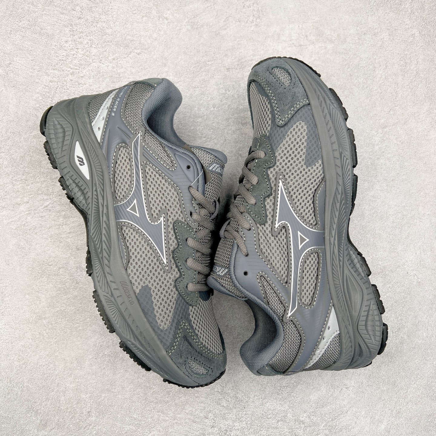 图片[3]-Mizuno Speed 2K 美津浓复古厚底织物合成革防滑耐磨透气低帮休闲跑步鞋 美津浓（Mizuno）是日本美津浓株式会社于1906年创立的运动品牌，经过一个多世纪的不断努力现已成为世界著名的运动器具、服装和鞋类生产商。美津浓力求服务于各类运动项目，并竭力使运动生活更加愉快和振奋。产品种类齐全，覆盖几乎全部主要运动项目，达到30万多个品类。尺码：36 36.5 37.5 38 38.5 39 40 40.5 41 42 42.5 43 44 44.5 45-选品中心