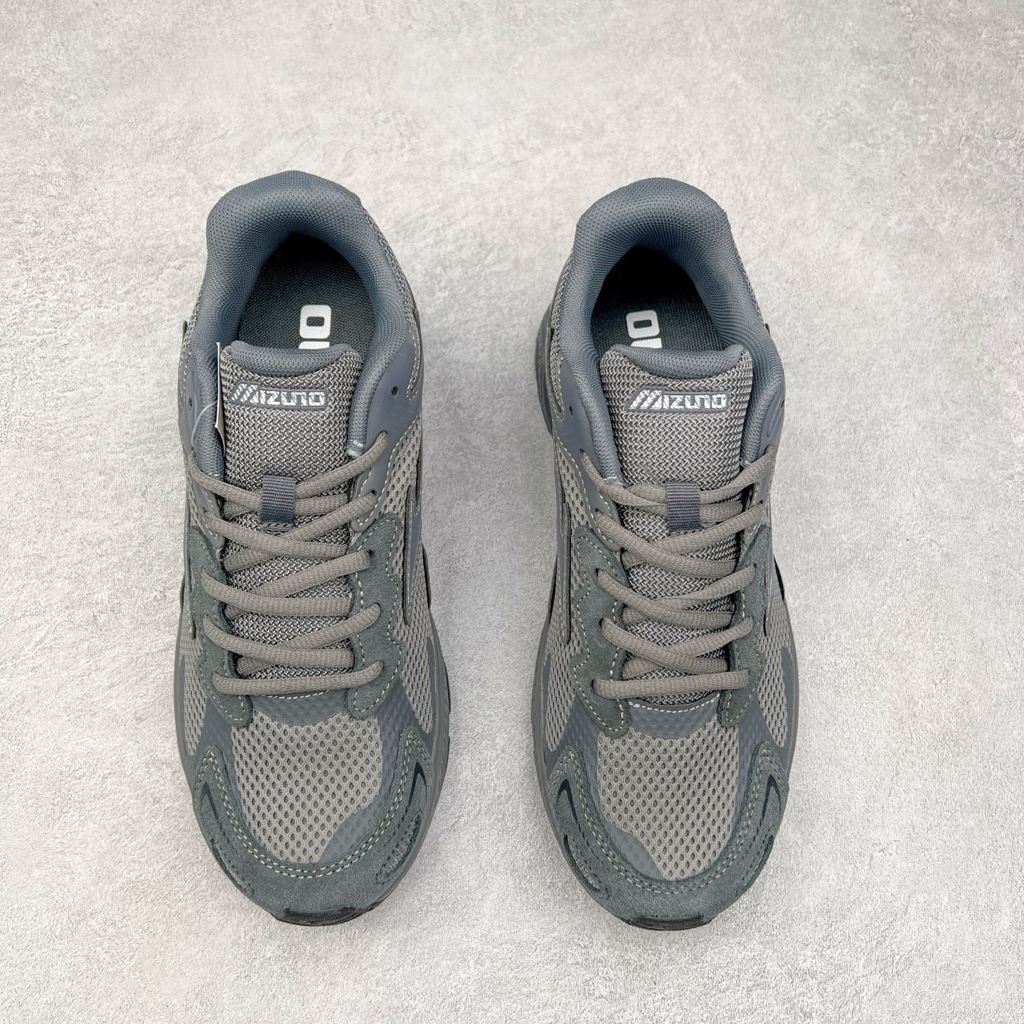 图片[2]-Mizuno Speed 2K 美津浓复古厚底织物合成革防滑耐磨透气低帮休闲跑步鞋 美津浓（Mizuno）是日本美津浓株式会社于1906年创立的运动品牌，经过一个多世纪的不断努力现已成为世界著名的运动器具、服装和鞋类生产商。美津浓力求服务于各类运动项目，并竭力使运动生活更加愉快和振奋。产品种类齐全，覆盖几乎全部主要运动项目，达到30万多个品类。尺码：36 36.5 37.5 38 38.5 39 40 40.5 41 42 42.5 43 44 44.5 45-选品中心