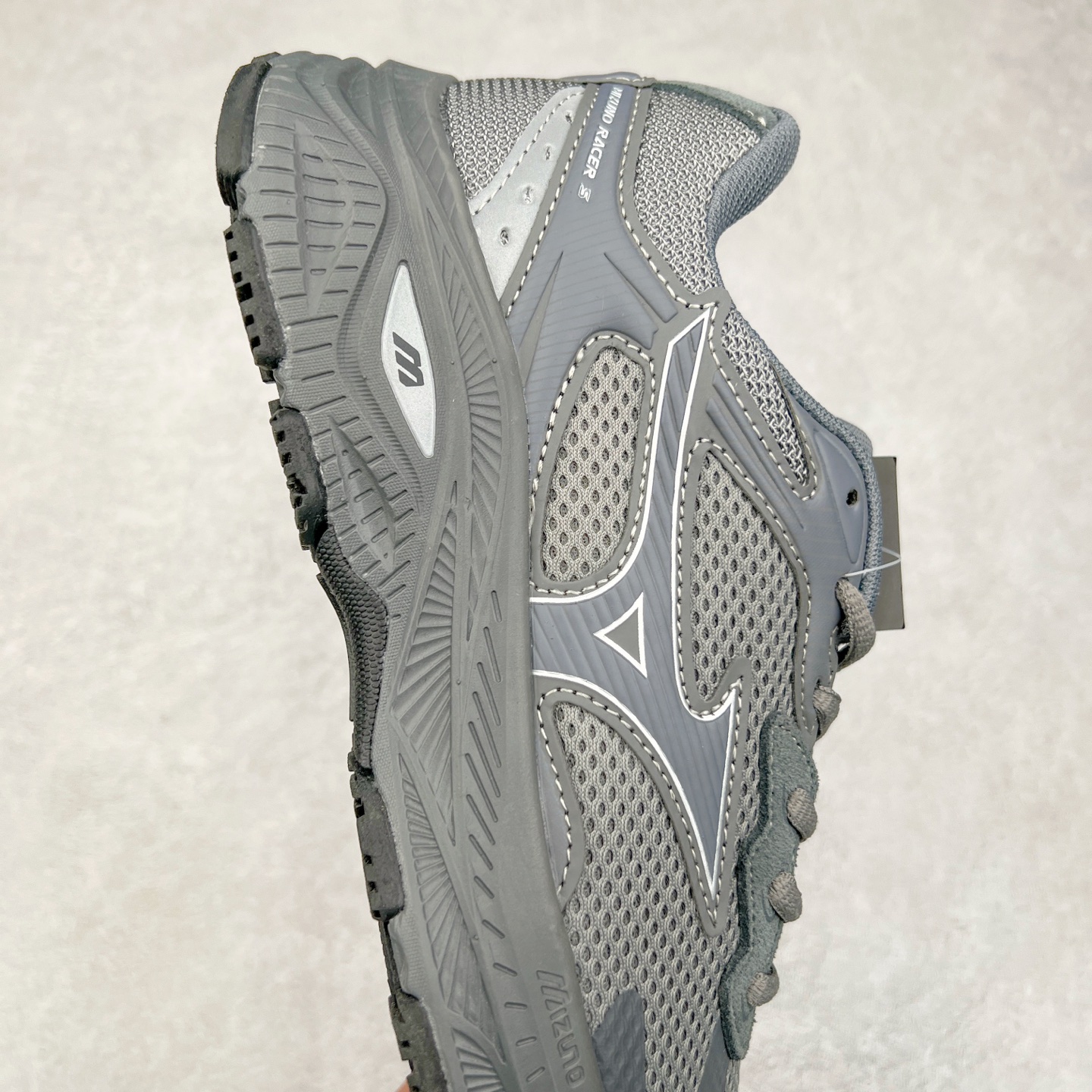 图片[6]-Mizuno Speed 2K 美津浓复古厚底织物合成革防滑耐磨透气低帮休闲跑步鞋 美津浓（Mizuno）是日本美津浓株式会社于1906年创立的运动品牌，经过一个多世纪的不断努力现已成为世界著名的运动器具、服装和鞋类生产商。美津浓力求服务于各类运动项目，并竭力使运动生活更加愉快和振奋。产品种类齐全，覆盖几乎全部主要运动项目，达到30万多个品类。尺码：36 36.5 37.5 38 38.5 39 40 40.5 41 42 42.5 43 44 44.5 45-选品中心