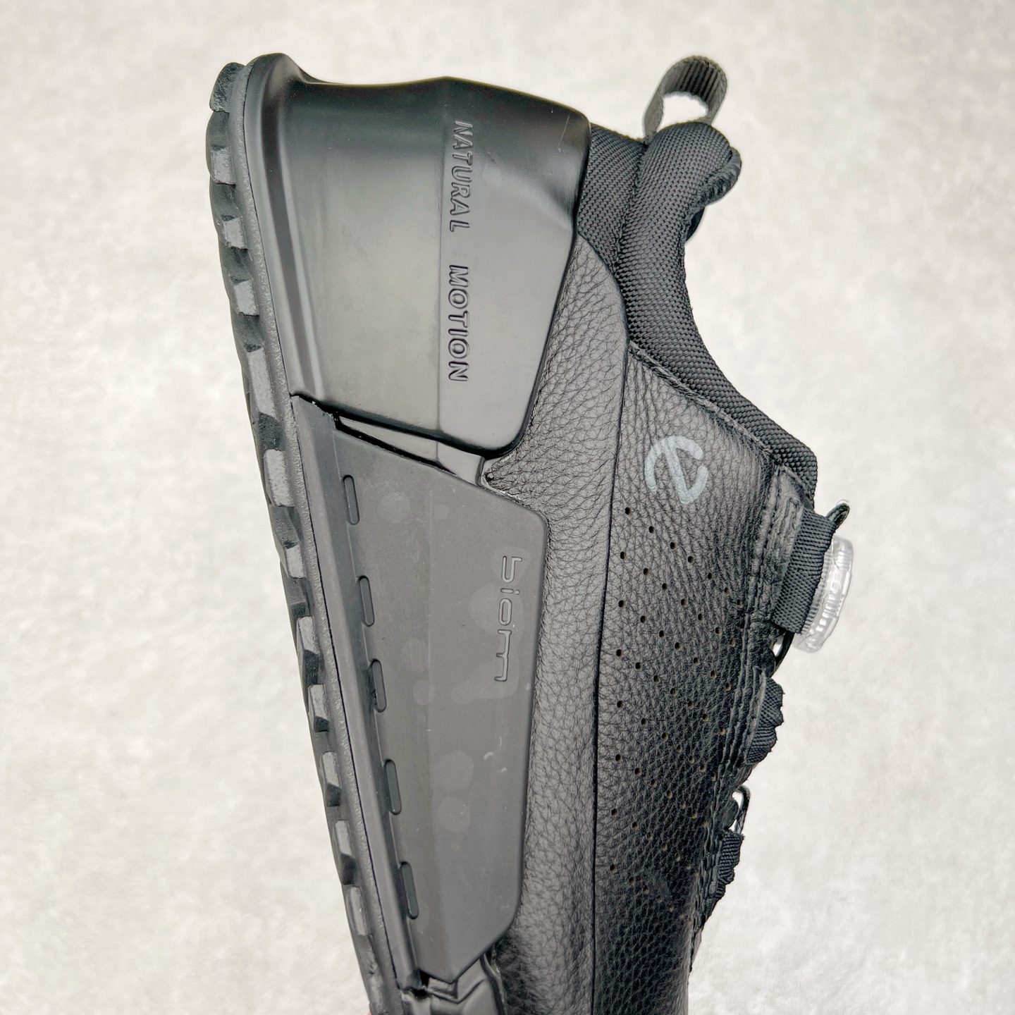 图片[6]-Ecco爱步男鞋新款运动鞋 跑鞋厚底增高老爹鞋 驱动系列全新款式 拼色拼接鞋面 时尚有型 牛皮与纺织品拼接 脚感舒适 出街有型 贴心套脚系带设计 舒适包裹双足 柔软细腻，亲肤透气 以摩托车粗犷胎纹为灵感 PU大底提供牵引性和支撑性 耐磨防滑提升稳定性 轻盈鞋底 舒适耐穿 户外出行 肆意洒脱 尺码：38 39 40 41 42 43 44（皮鞋码）-选品中心