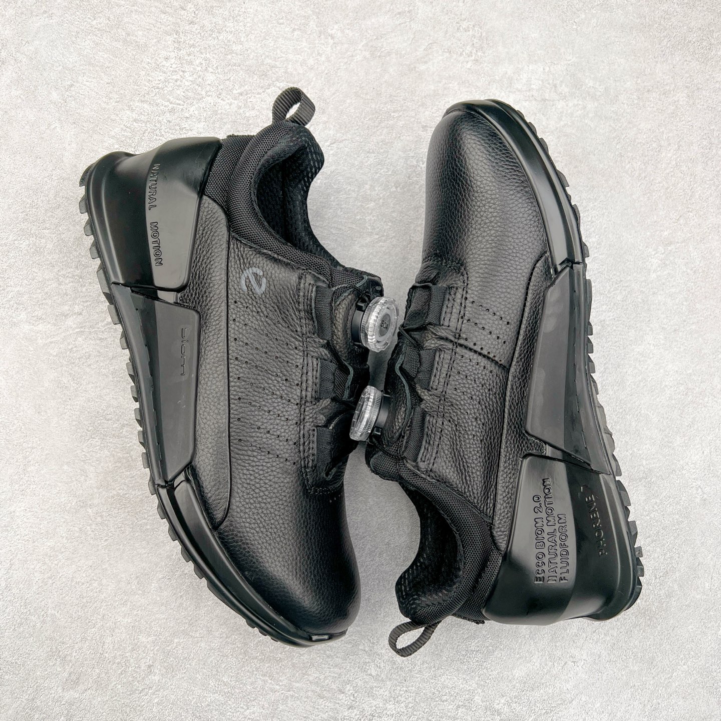 图片[3]-Ecco爱步男鞋新款运动鞋 跑鞋厚底增高老爹鞋 驱动系列全新款式 拼色拼接鞋面 时尚有型 牛皮与纺织品拼接 脚感舒适 出街有型 贴心套脚系带设计 舒适包裹双足 柔软细腻，亲肤透气 以摩托车粗犷胎纹为灵感 PU大底提供牵引性和支撑性 耐磨防滑提升稳定性 轻盈鞋底 舒适耐穿 户外出行 肆意洒脱 尺码：38 39 40 41 42 43 44（皮鞋码）-选品中心