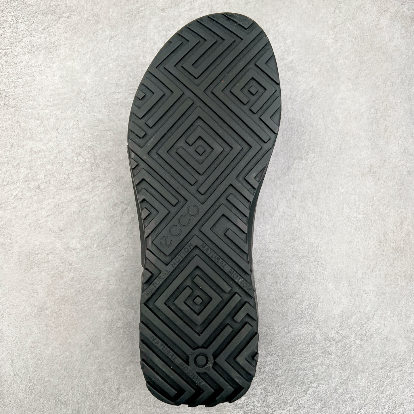 图片[9]-Ecco爱步男鞋新款运动鞋 跑鞋厚底增高老爹鞋 驱动系列全新款式 拼色拼接鞋面 时尚有型 牛皮与纺织品拼接 脚感舒适 出街有型 贴心套脚系带设计 舒适包裹双足 柔软细腻，亲肤透气 以摩托车粗犷胎纹为灵感 PU大底提供牵引性和支撑性 耐磨防滑提升稳定性 轻盈鞋底 舒适耐穿 户外出行 肆意洒脱 尺码：38 39 40 41 42 43 44（皮鞋码）-选品中心